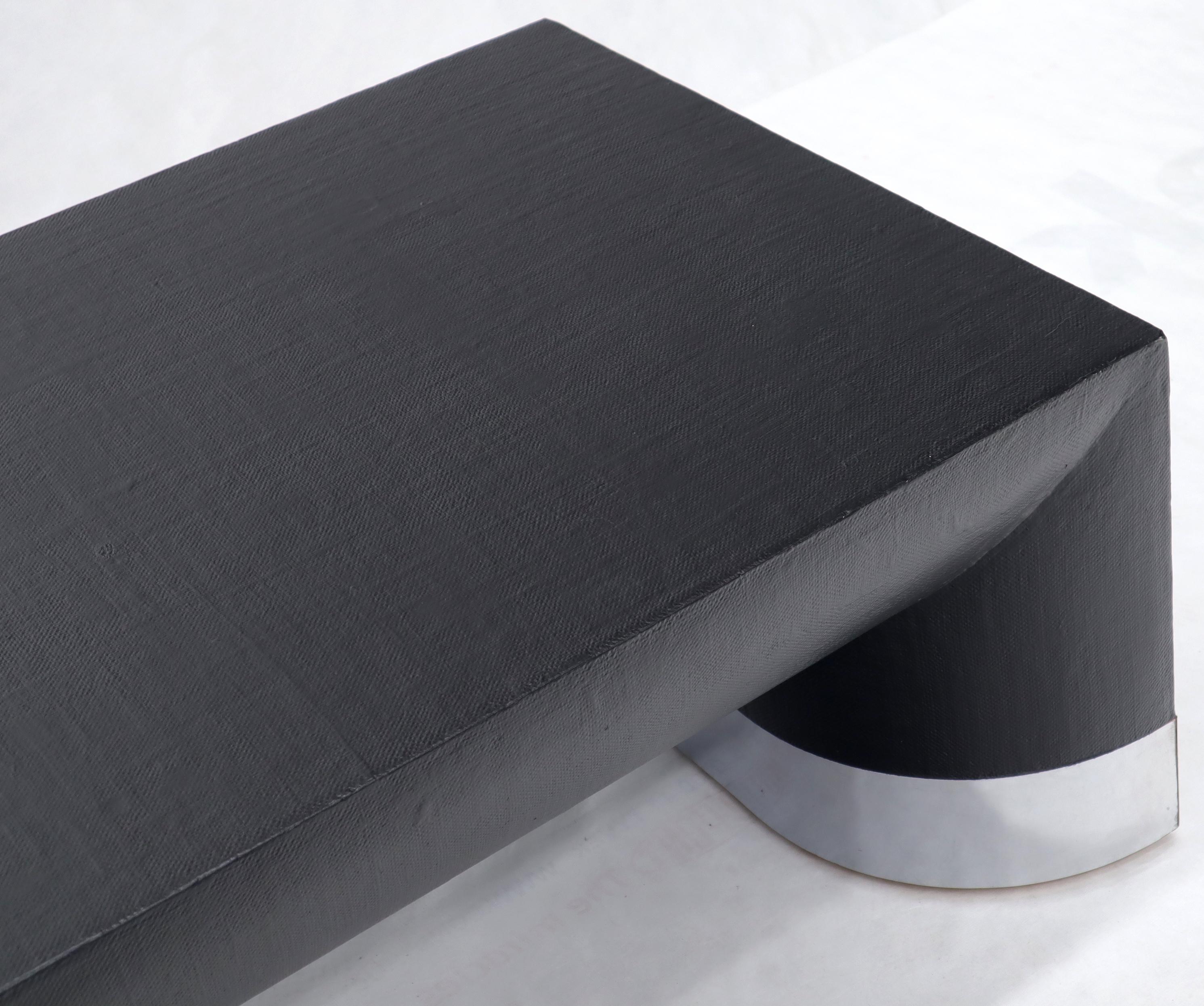 Laqué Grande table basse rectangulaire recouverte de tissu laqué noir et dotée d'une base en chrome en vente