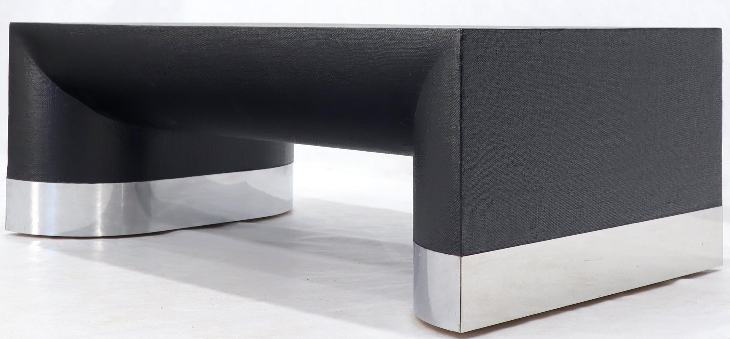 Grande table basse rectangulaire recouverte de tissu laqué noir et dotée d'une base en chrome Excellent état - En vente à Rockaway, NJ