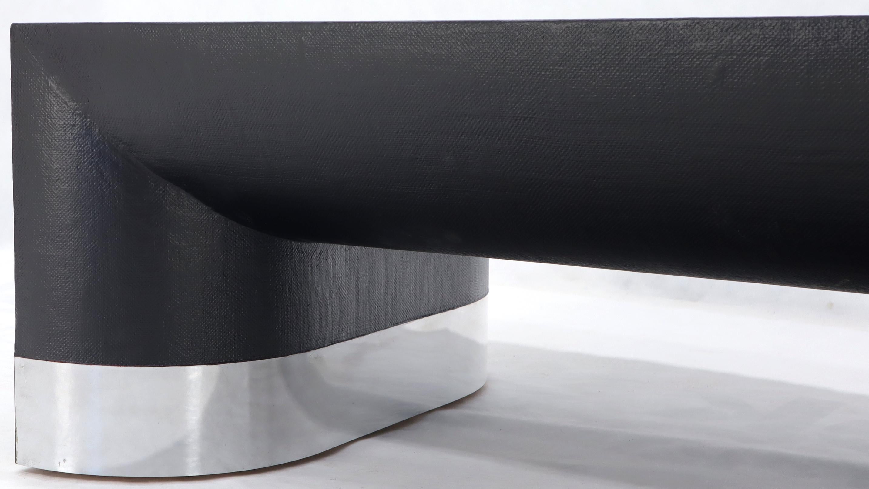 20ième siècle Grande table basse rectangulaire recouverte de tissu laqué noir et dotée d'une base en chrome en vente