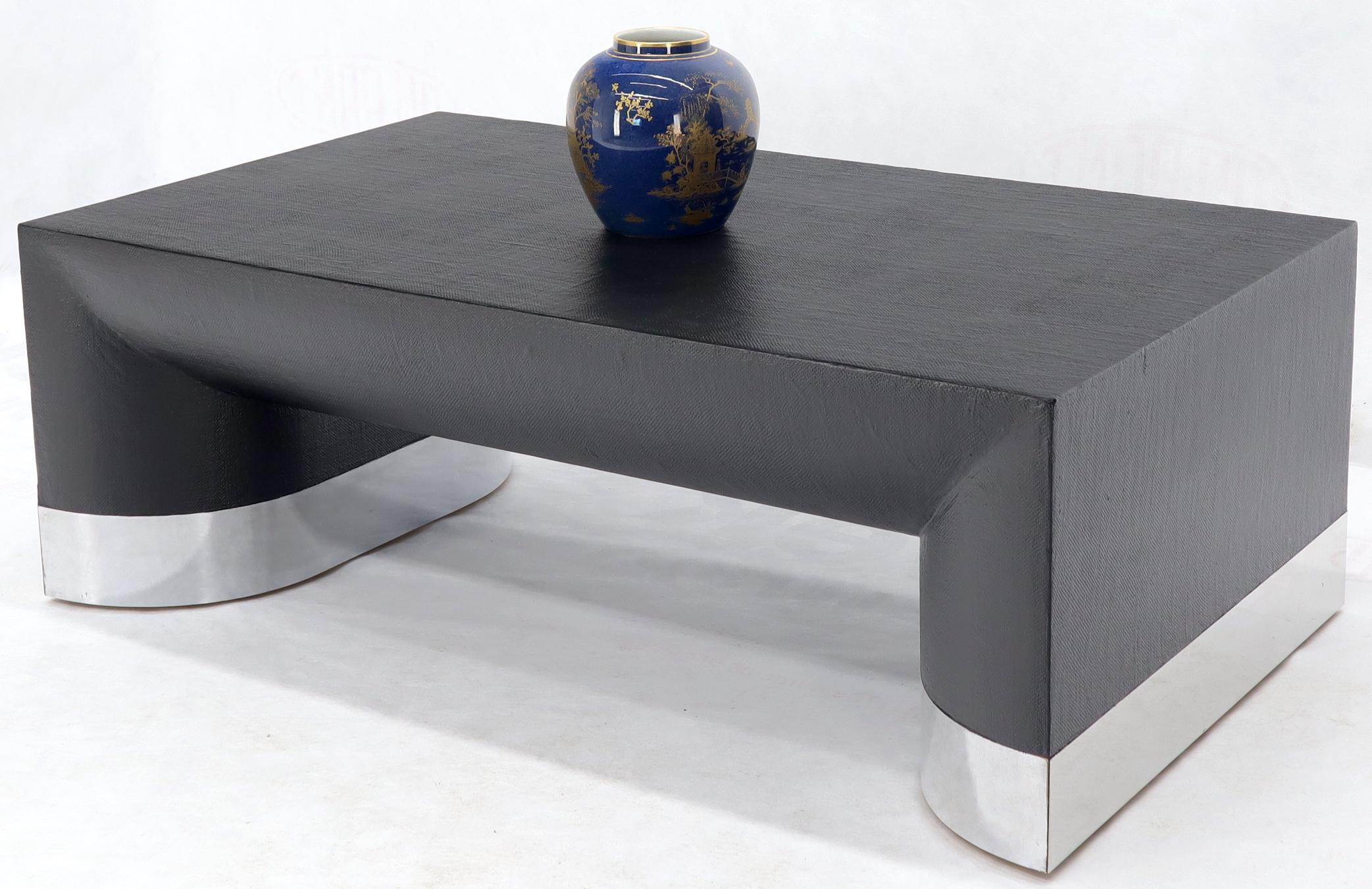 Grande table basse rectangulaire recouverte de tissu laqué noir et dotée d'une base en chrome en vente 1