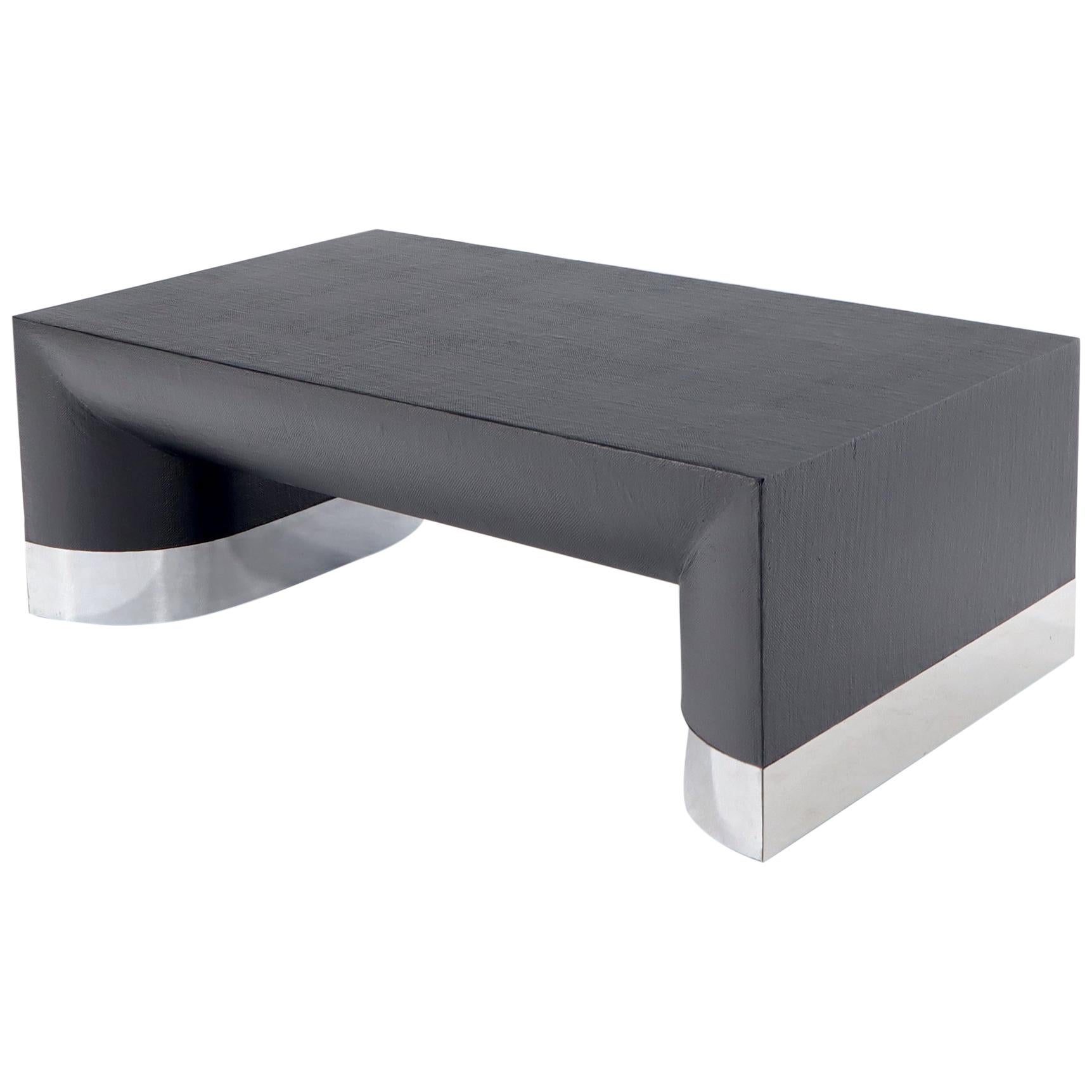 Grande table basse rectangulaire recouverte de tissu laqué noir et dotée d'une base en chrome en vente