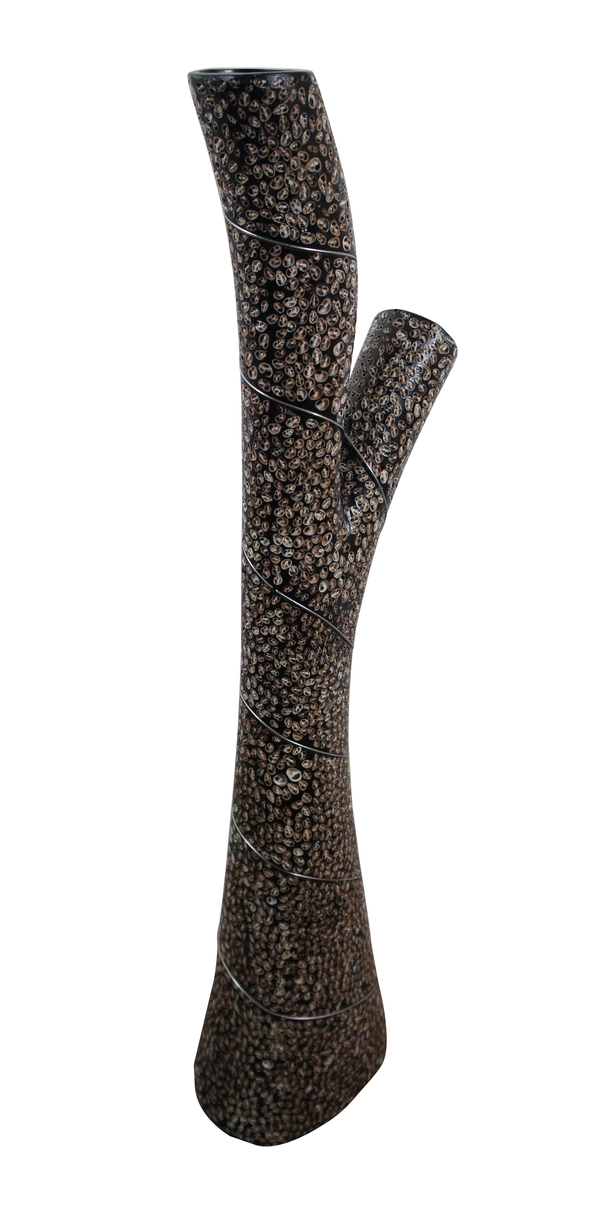 Primitivo Vaso da terra grande in lacca nera con conchiglia di mare incastonata, corallo delle Filippine 45