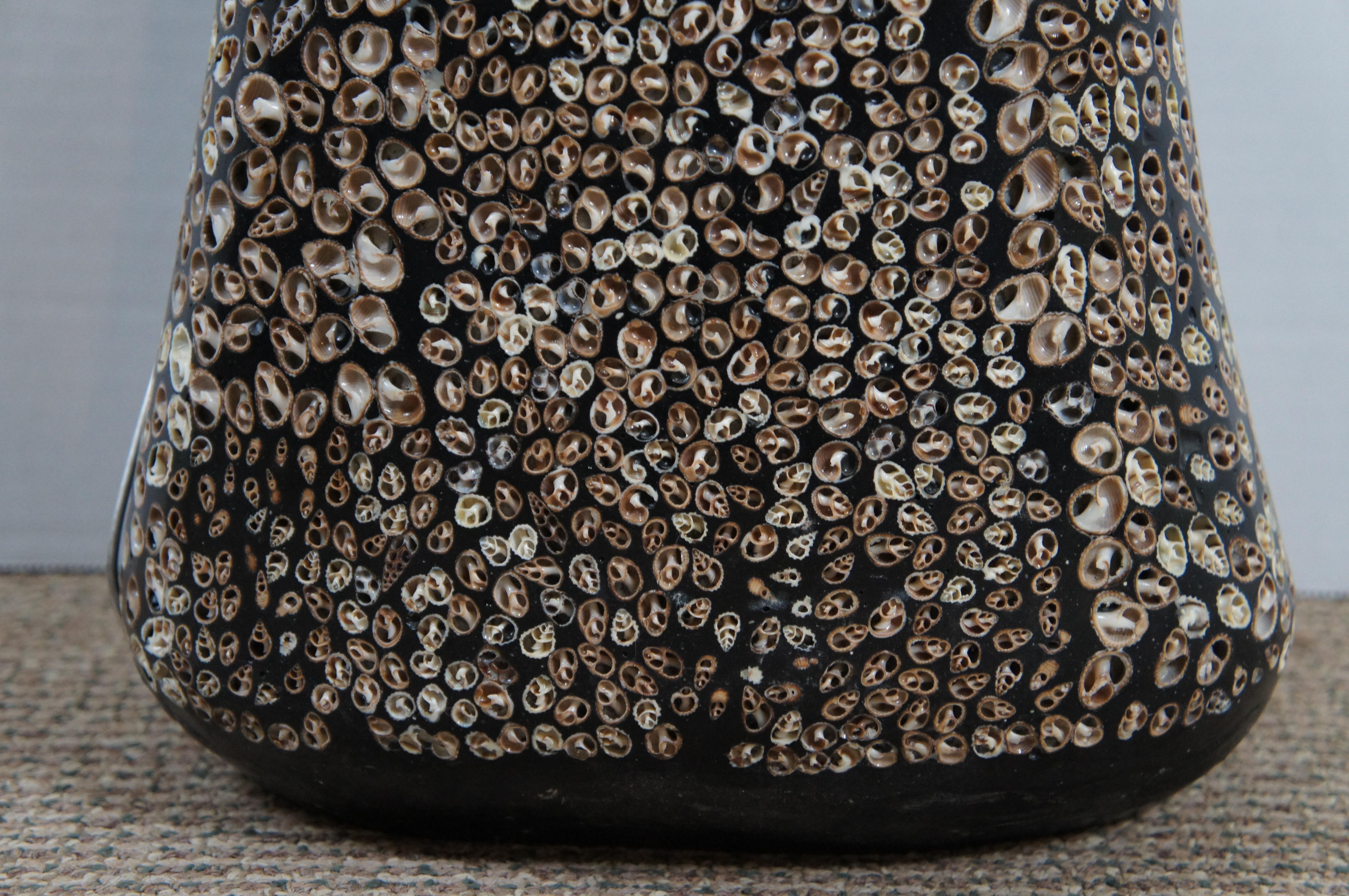 XX secolo Vaso da terra grande in lacca nera con conchiglia di mare incastonata, corallo delle Filippine 45