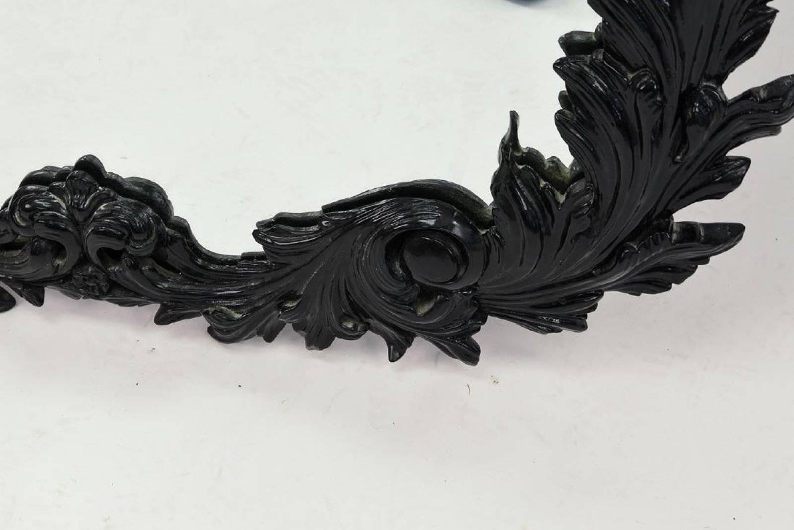 Atemberaubender hochglänzend schwarz lackierter Wandspiegel im Rokoko-Stil. Aus geschnitztem Holz gefertigt und mit vorhandenen Beschlägen aufhängefertig.
Suchbegriffe:  Spiegel im Hollywood-Regency-Stil.