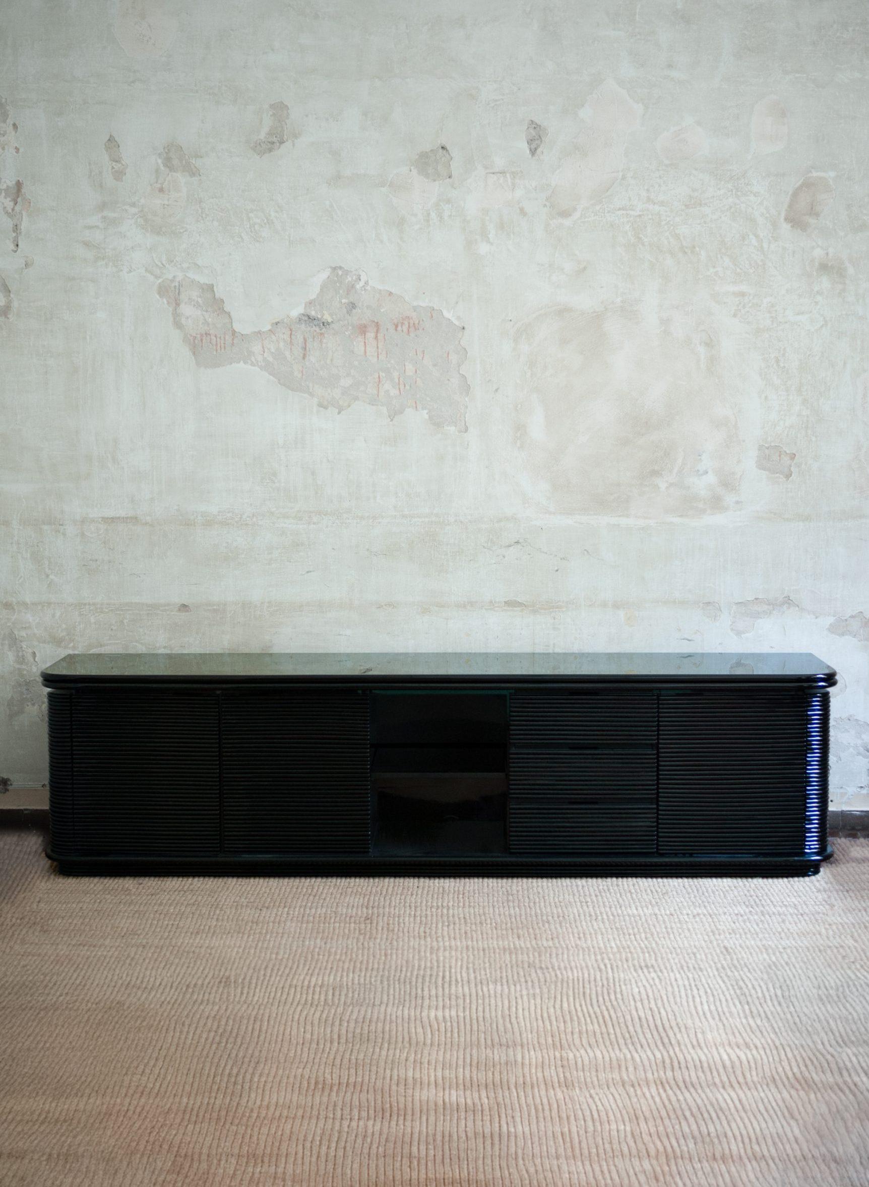 Large Black Lacquered Sideboard – 1980s
Product details
Re-lacquered
Storage cabinet with doors and drawers
Dimensions: 250 L x 65 H x 55 P cm