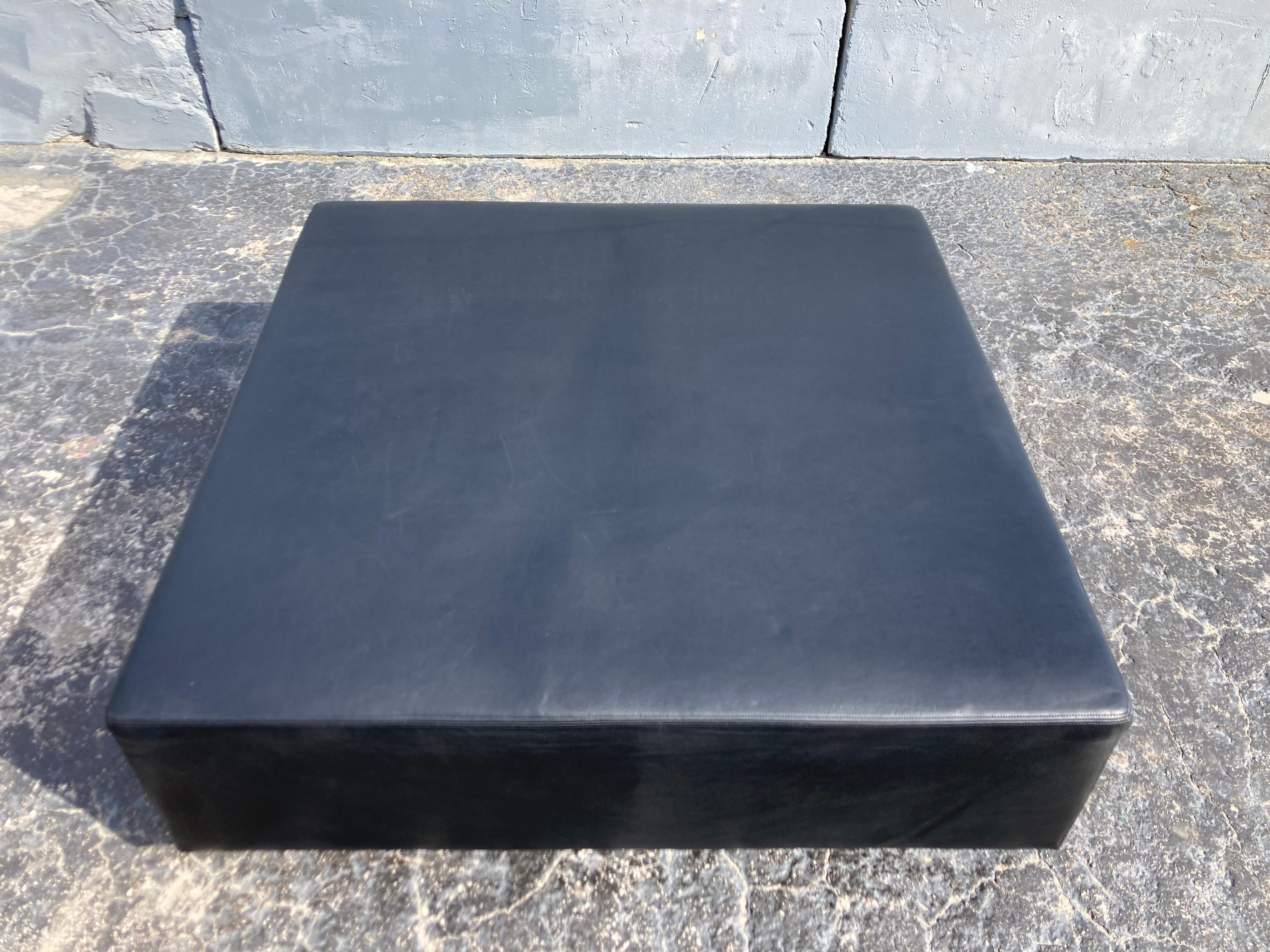 Grand banc de repos ottoman en cuir noir, style moderne du milieu du siècle dernier en vente 5