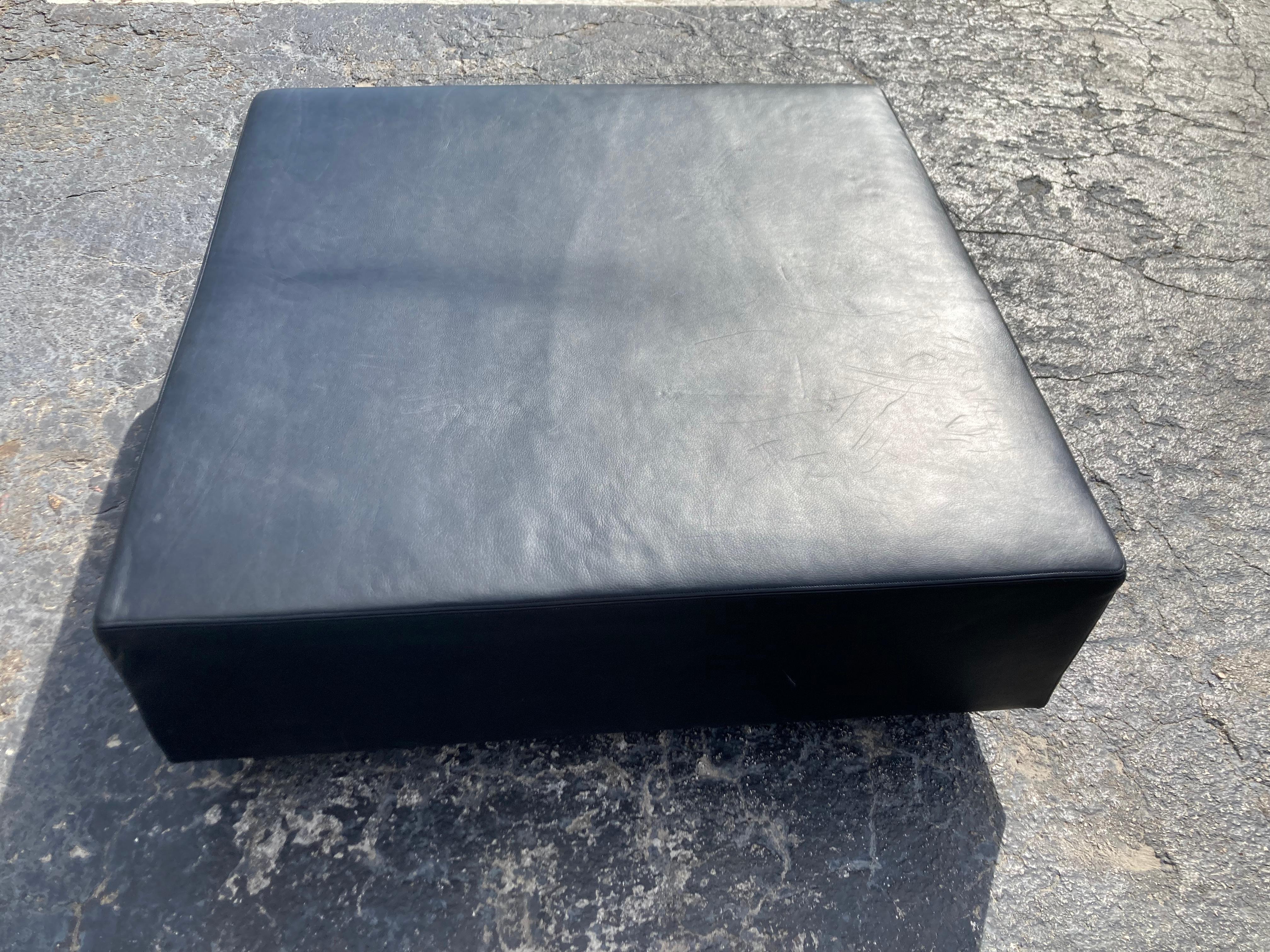Grand banc de repos ottoman en cuir noir, style moderne du milieu du siècle dernier en vente 6