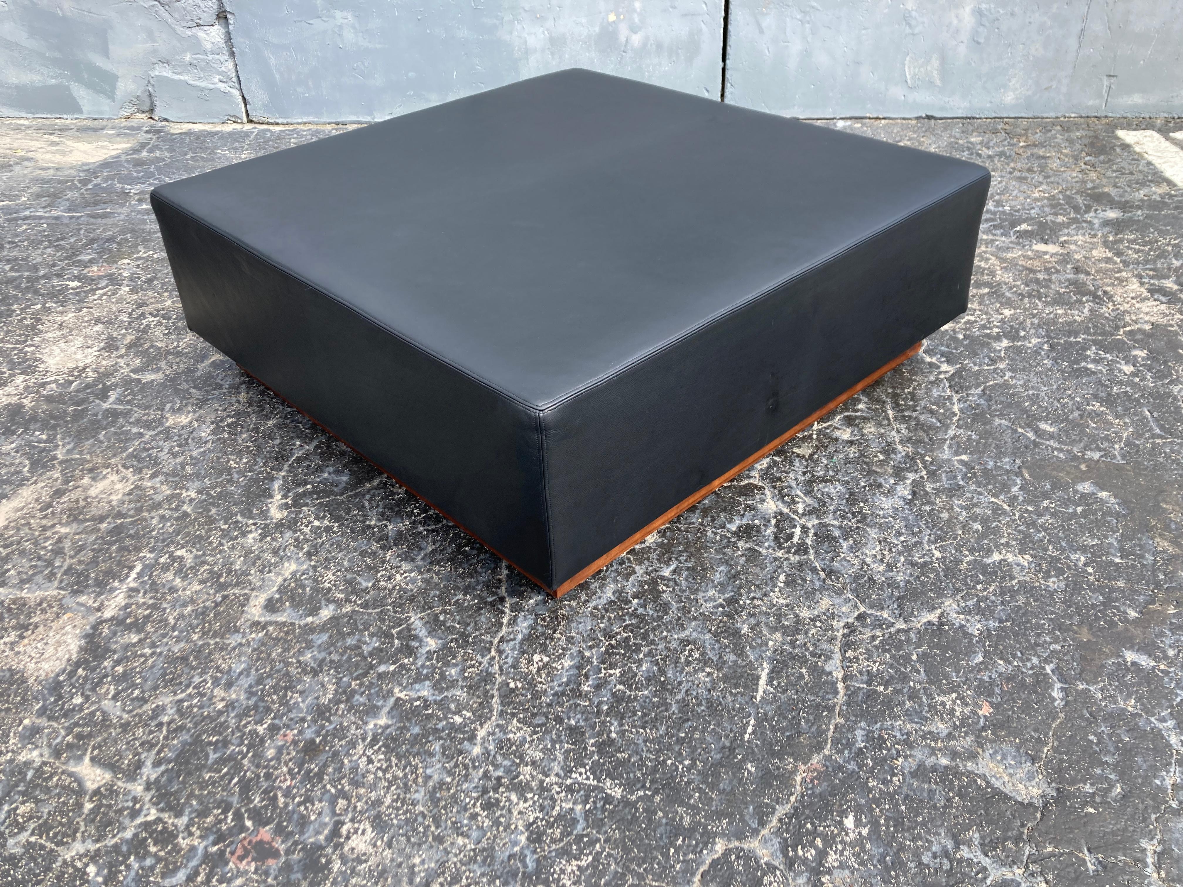 Grand banc de repos ottoman en cuir noir, style moderne du milieu du siècle dernier en vente 8