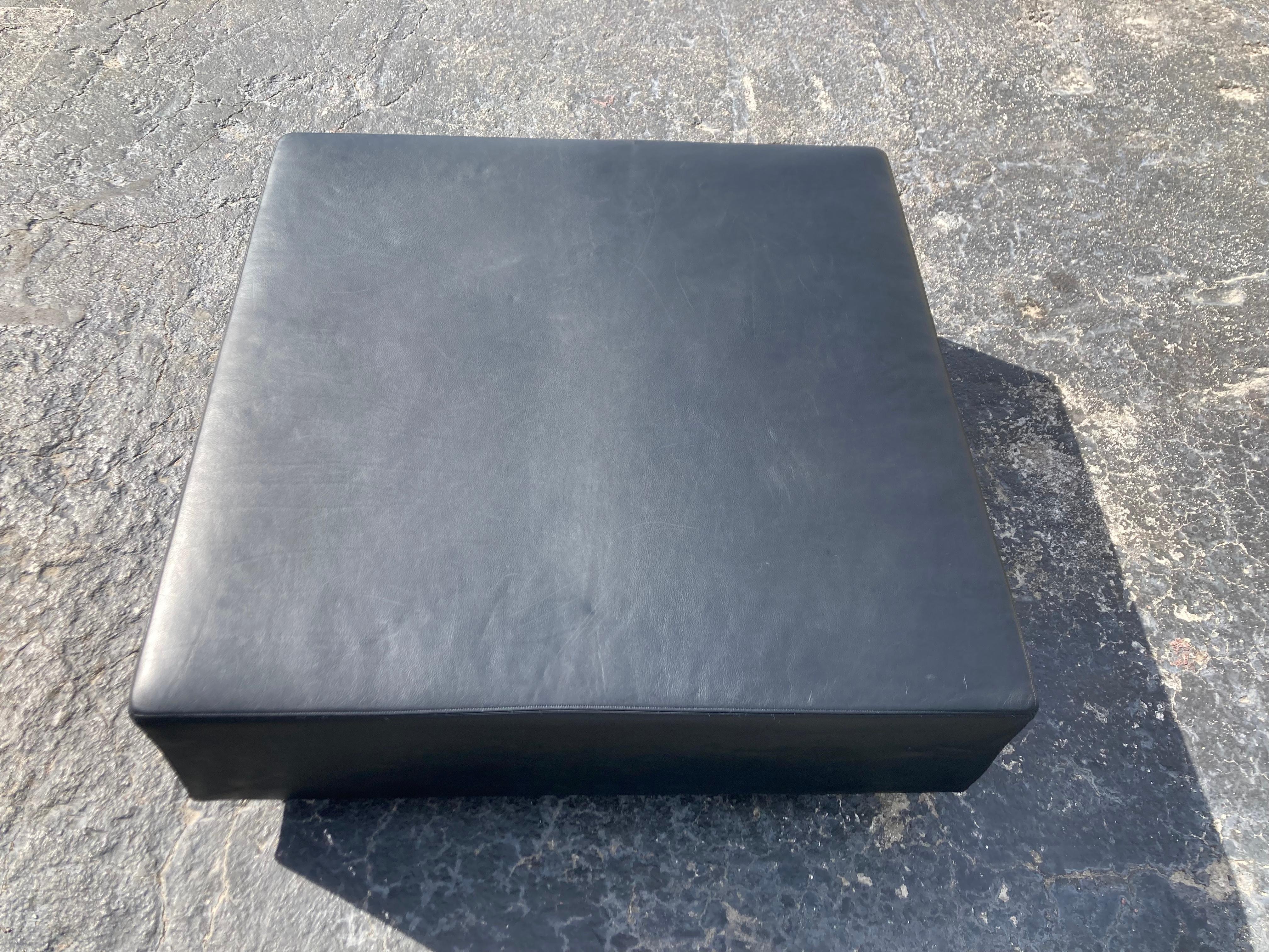 Grand banc de repos ottoman en cuir noir, style moderne du milieu du siècle dernier en vente 10