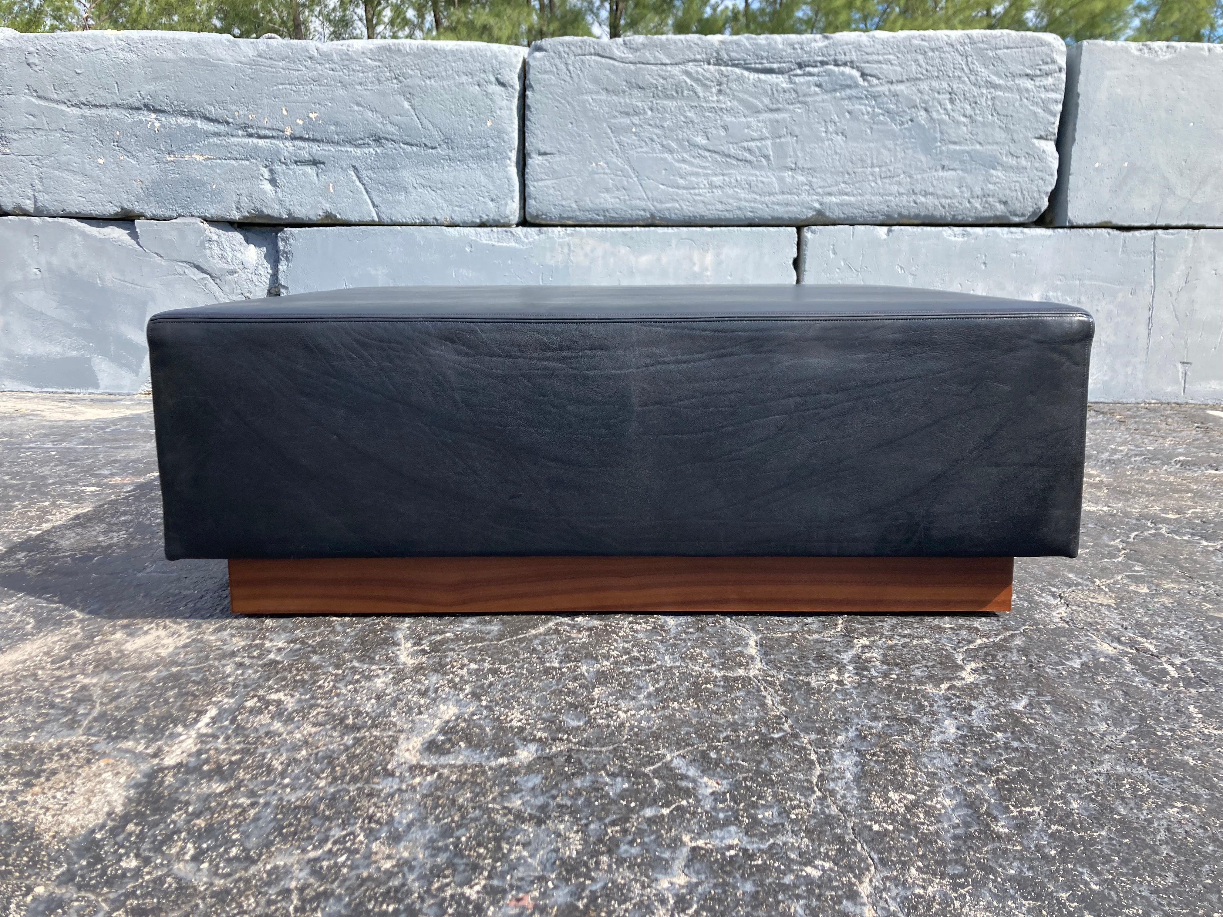 Grand banc de repos ottoman en cuir noir, style moderne du milieu du siècle dernier en vente 13