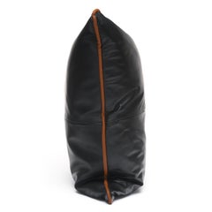 Grand coussin en cuir noir avec passepoil en cuir