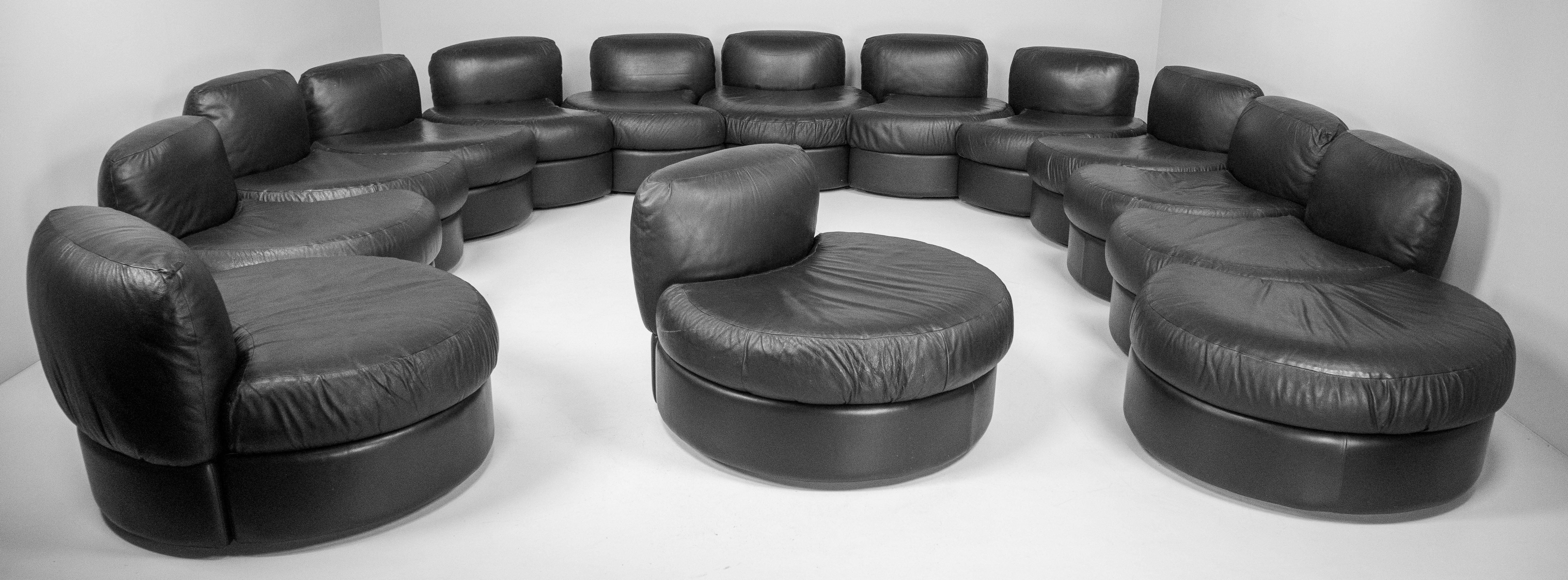 An absolutely amazing and extremely impressive vintage leather sectional sofa set, this was made by the manufacturer Tecnosalotto Mantova Italy, it dates from circa 1970s. This is of the utmost quality, and it is in good vintage condition for its