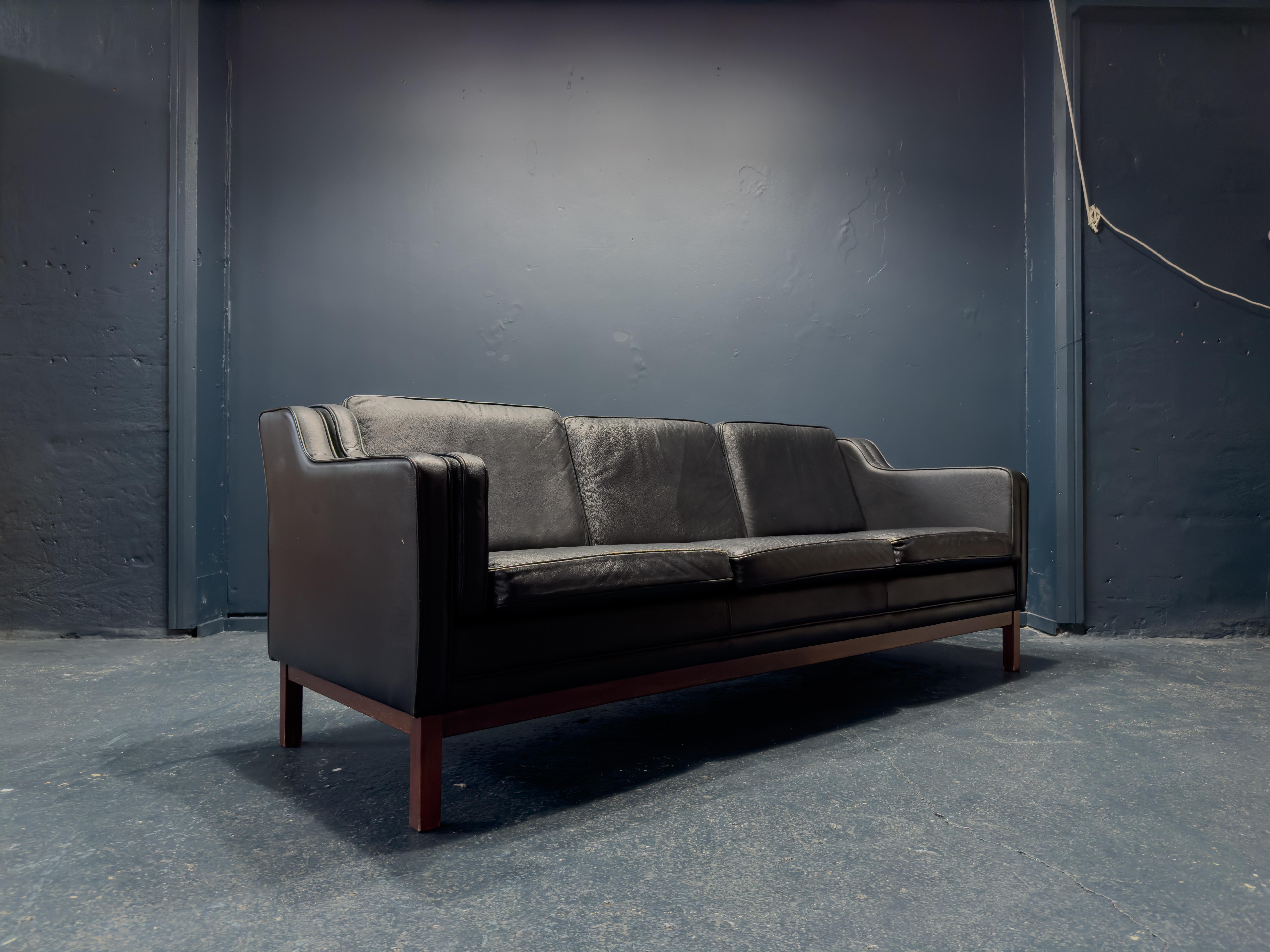 Mid-Century moderno Divano grande in pelle nera in vendita