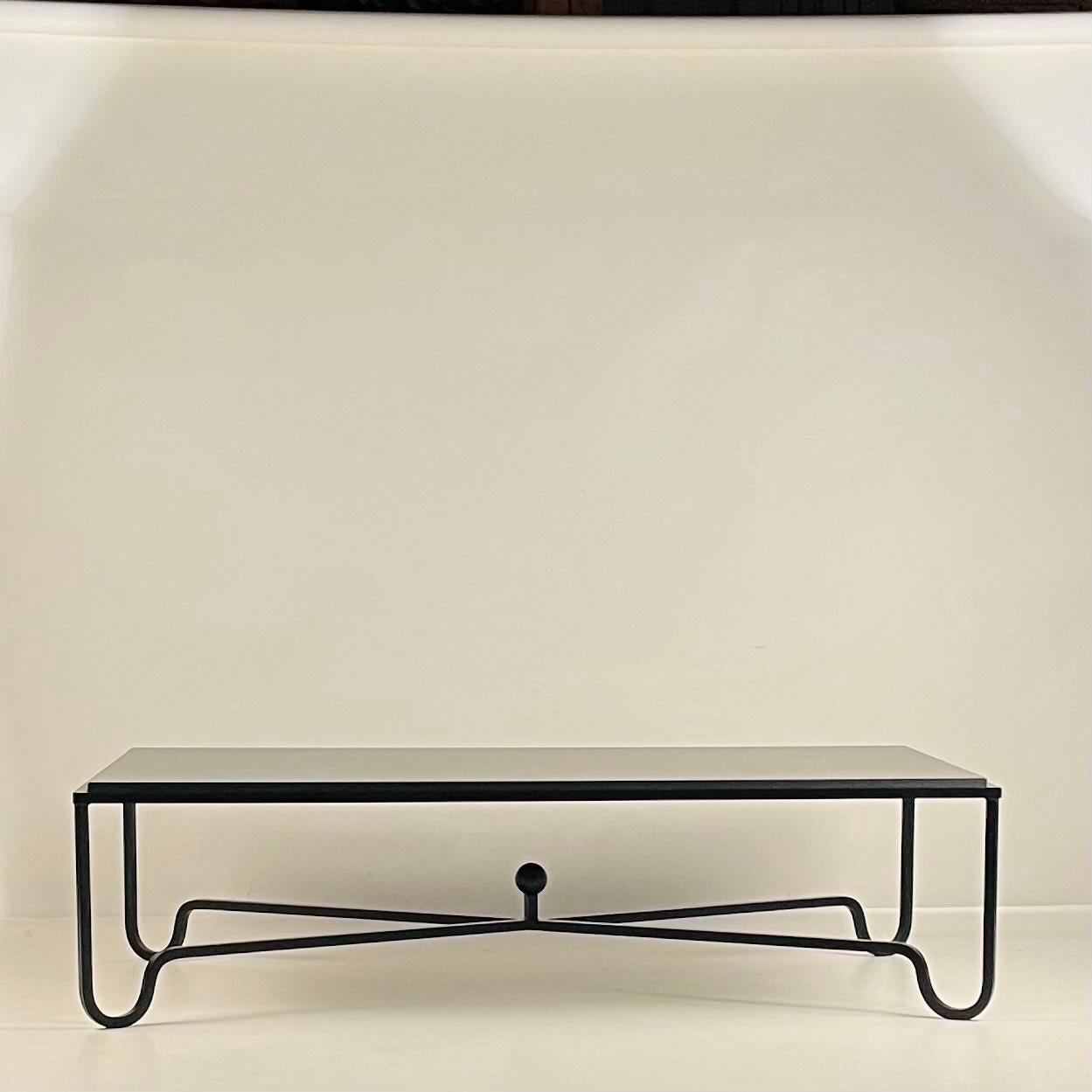Tavolino Entretoise™ in pietra calcarea nera levigata di Design Frères®.

Adatto per uso interno o esterno.