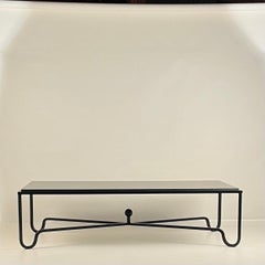 Grande table basse Entretoise en pierre calcaire noire par Design Frères