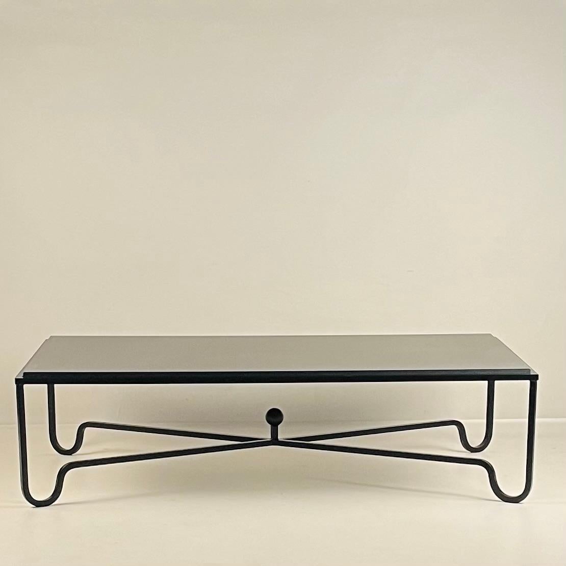 Moderno Tavolino Entretoise grande in pietra calcarea nera di Design Frères in vendita