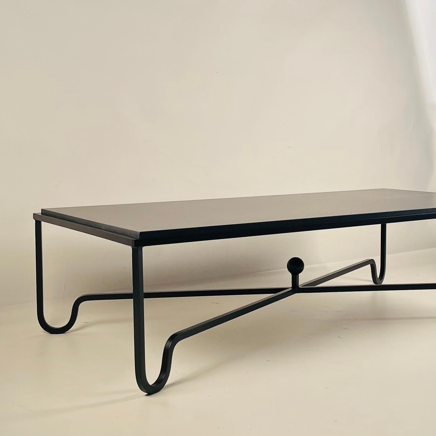 Americano Tavolino Entretoise grande in pietra calcarea nera di Design Frères in vendita