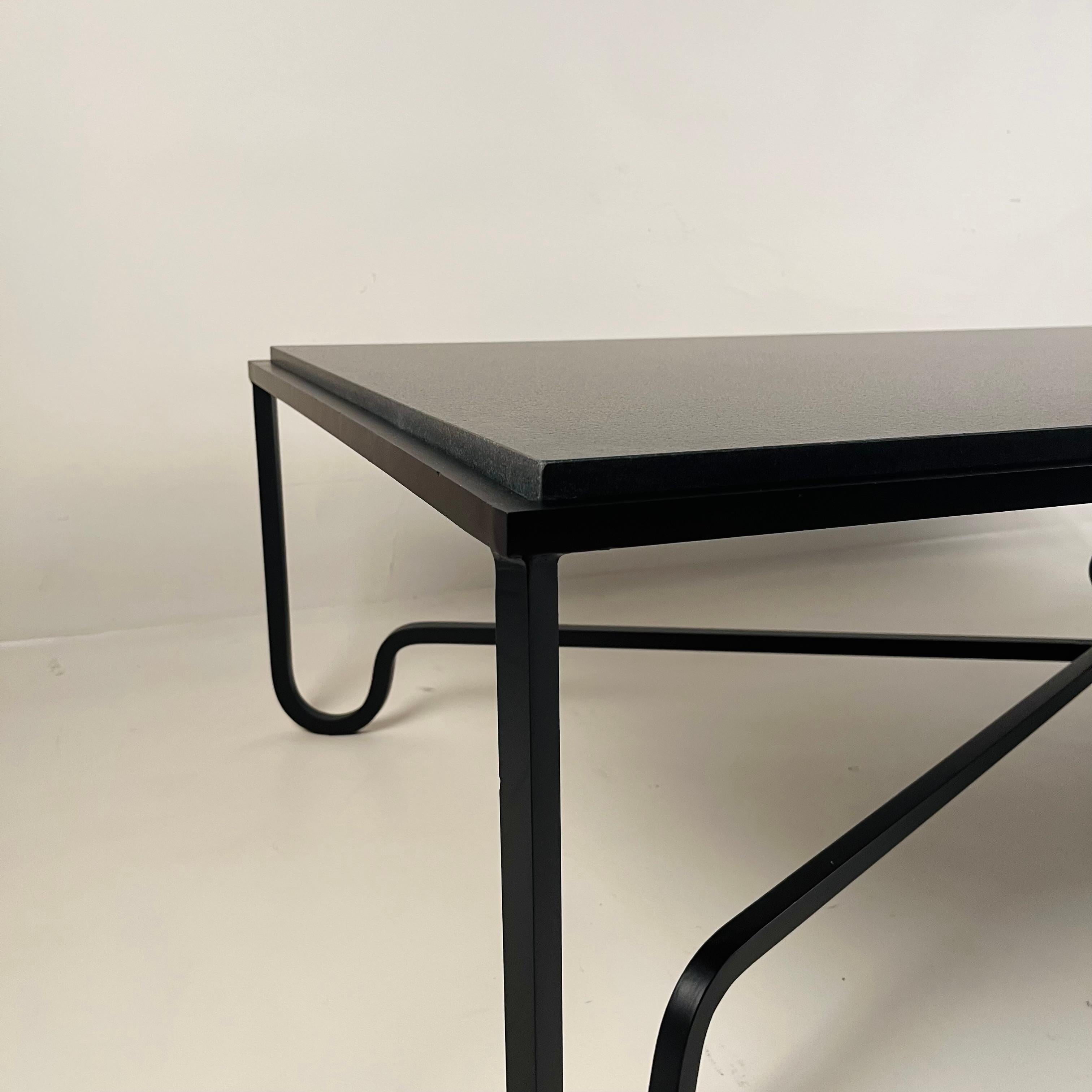 Verniciatura a polvere Tavolino Entretoise grande in pietra calcarea nera di Design Frères in vendita