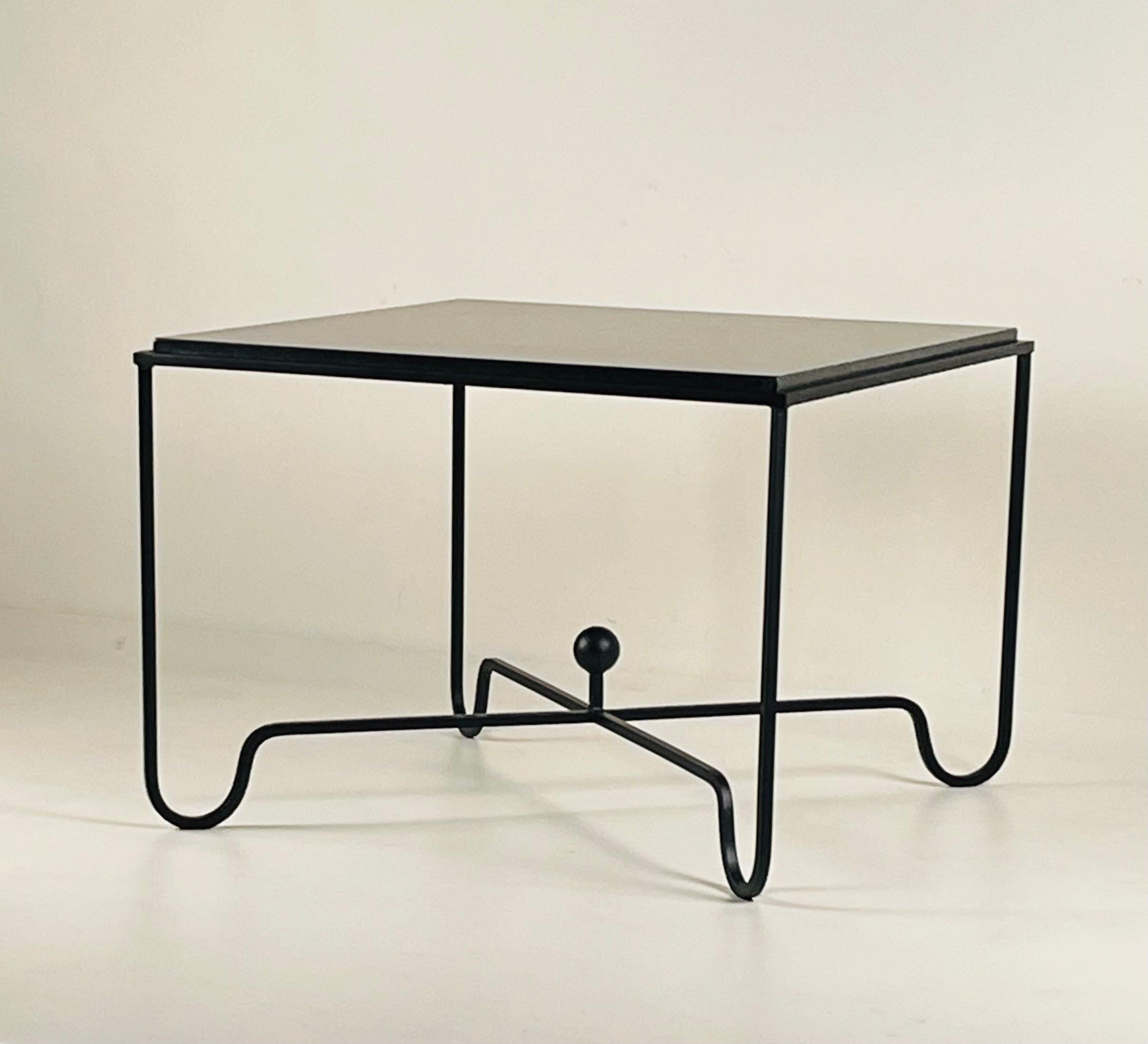 Français Grande table d'appoint 'Entretoise' en pierre calcaire noire par Design Frères en vente