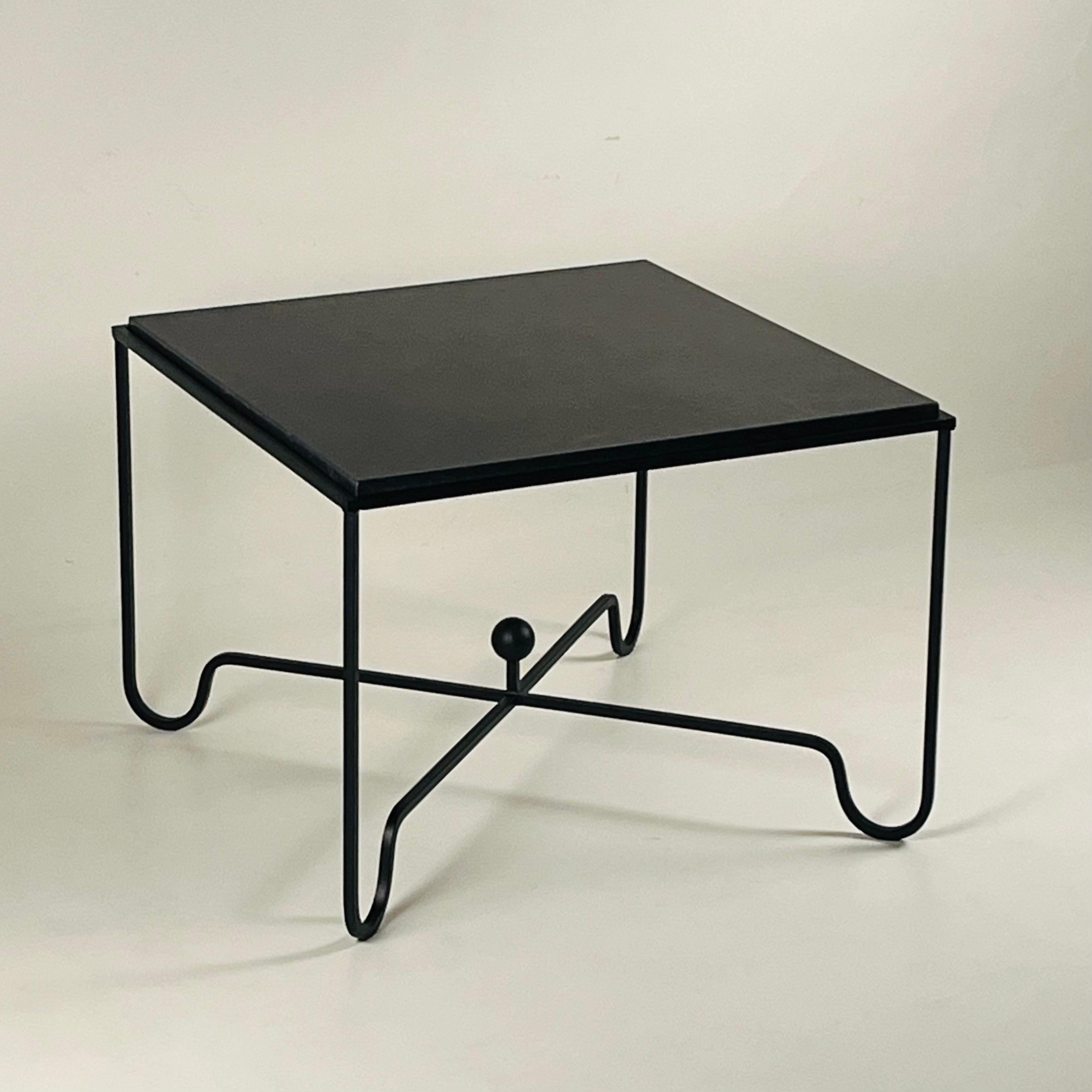 Poudré Grande table d'appoint 'Entretoise' en pierre calcaire noire par Design Frères en vente