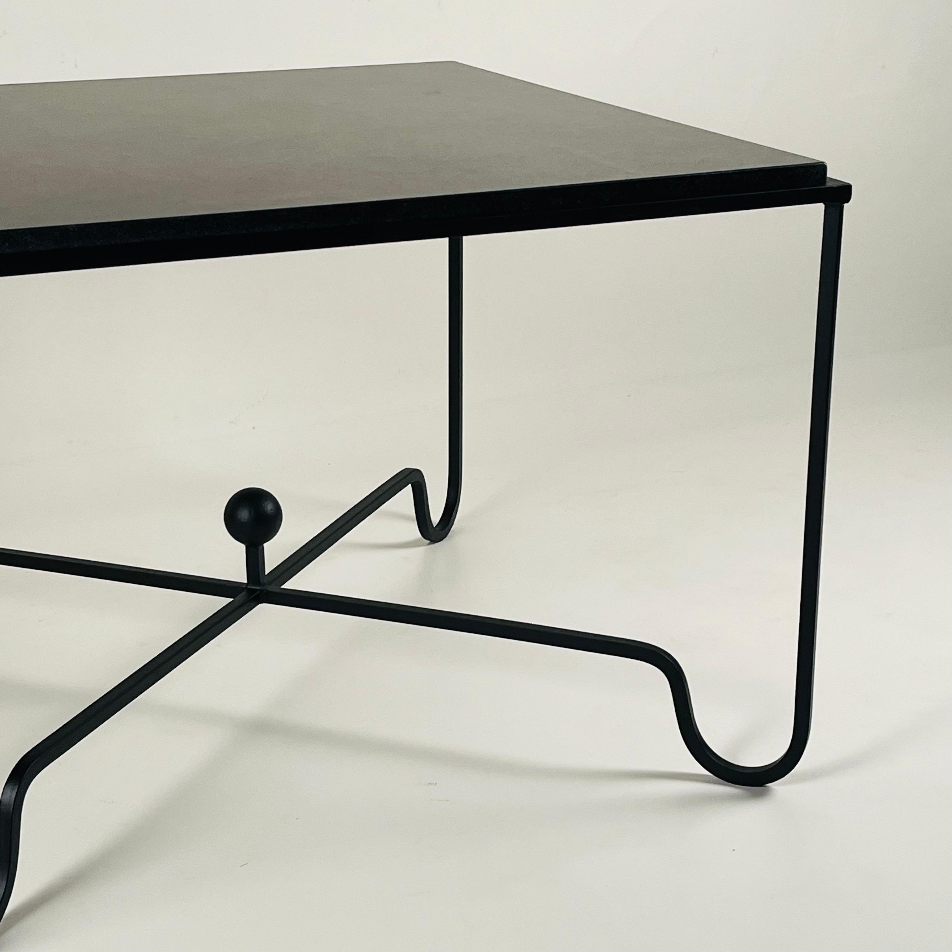 Grande table d'appoint 'Entretoise' en pierre calcaire noire par Design Frères Neuf - En vente à Los Angeles, CA
