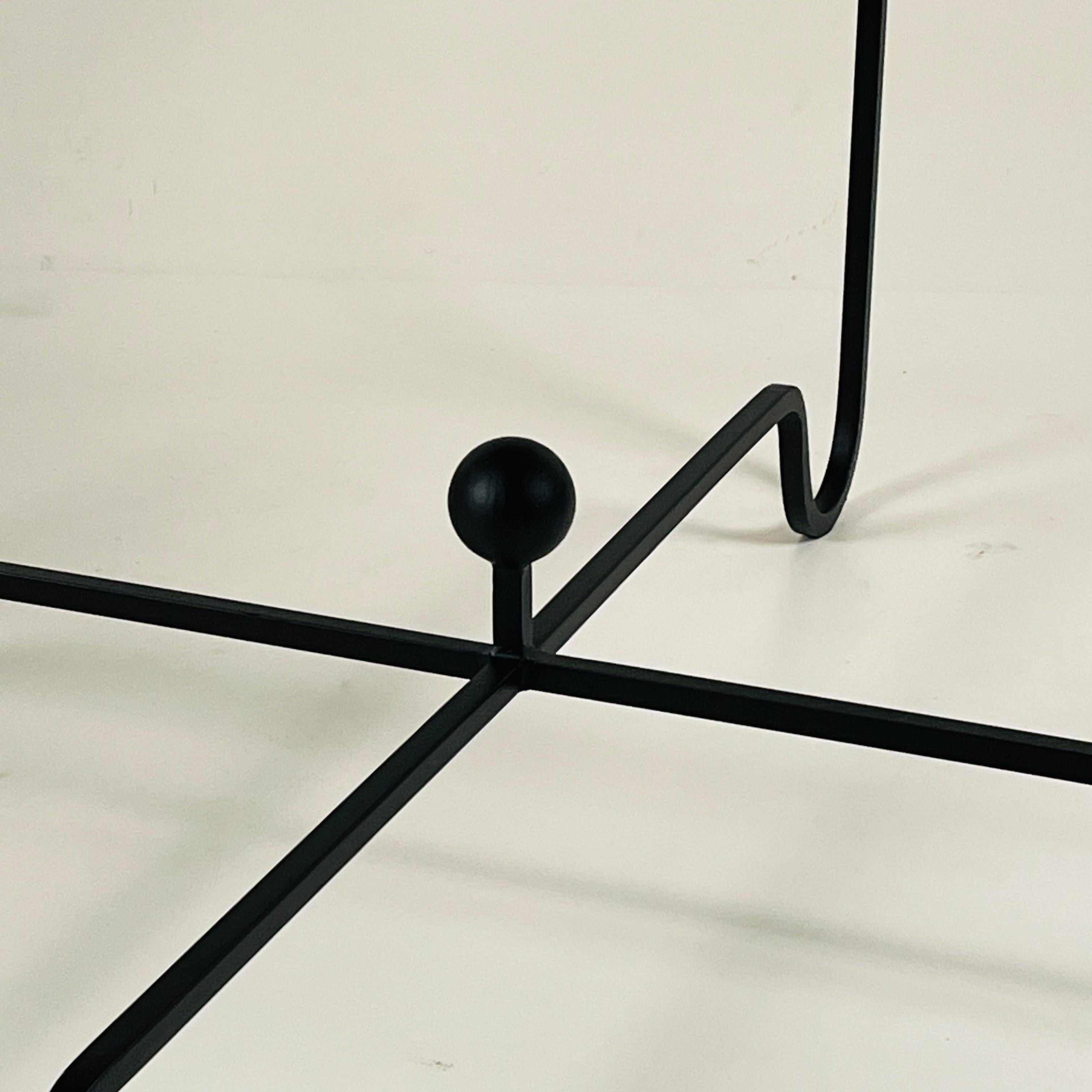 XXIe siècle et contemporain Grande table d'appoint 'Entretoise' en pierre calcaire noire par Design Frères en vente