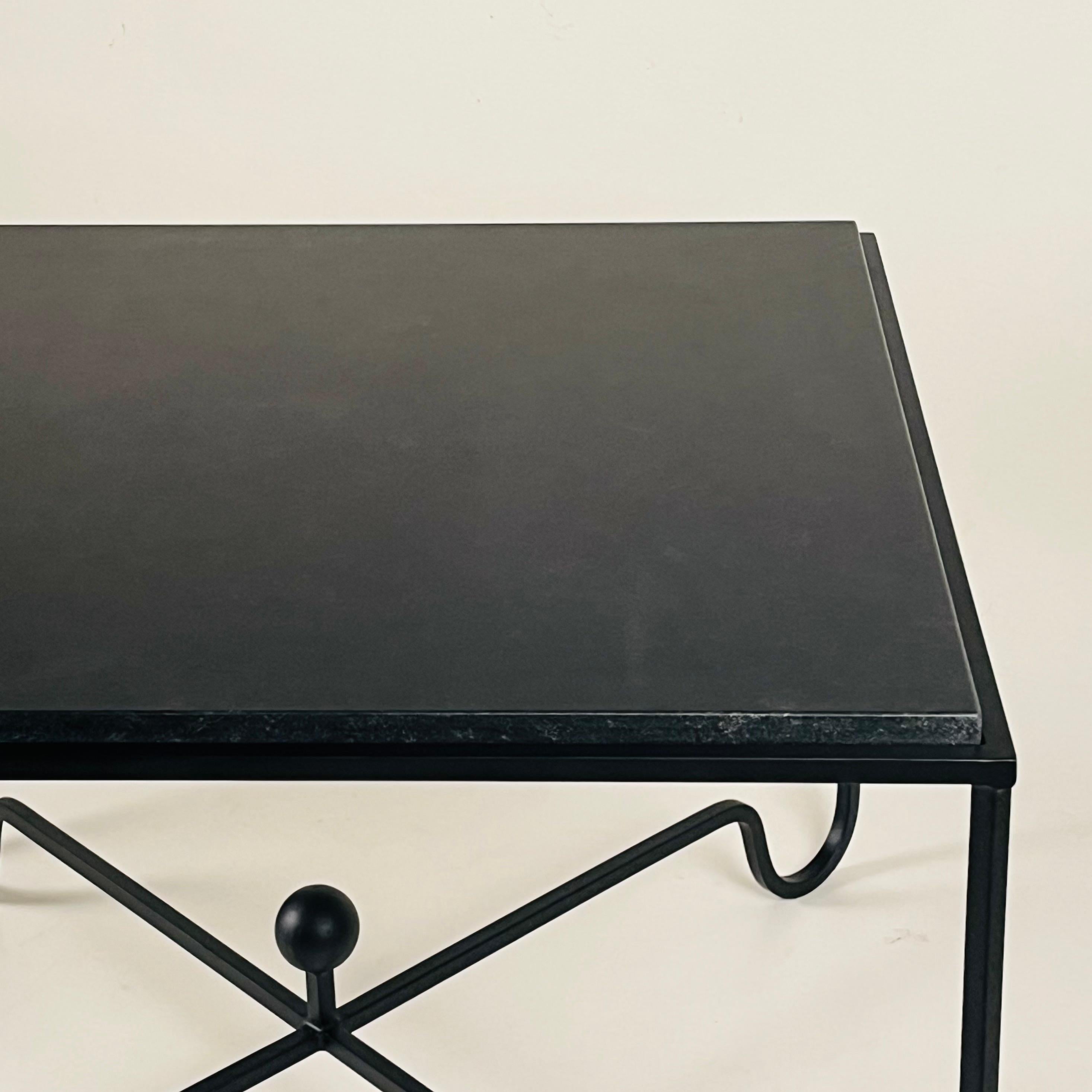 Acier Grande table d'appoint 'Entretoise' en pierre calcaire noire par Design Frères en vente