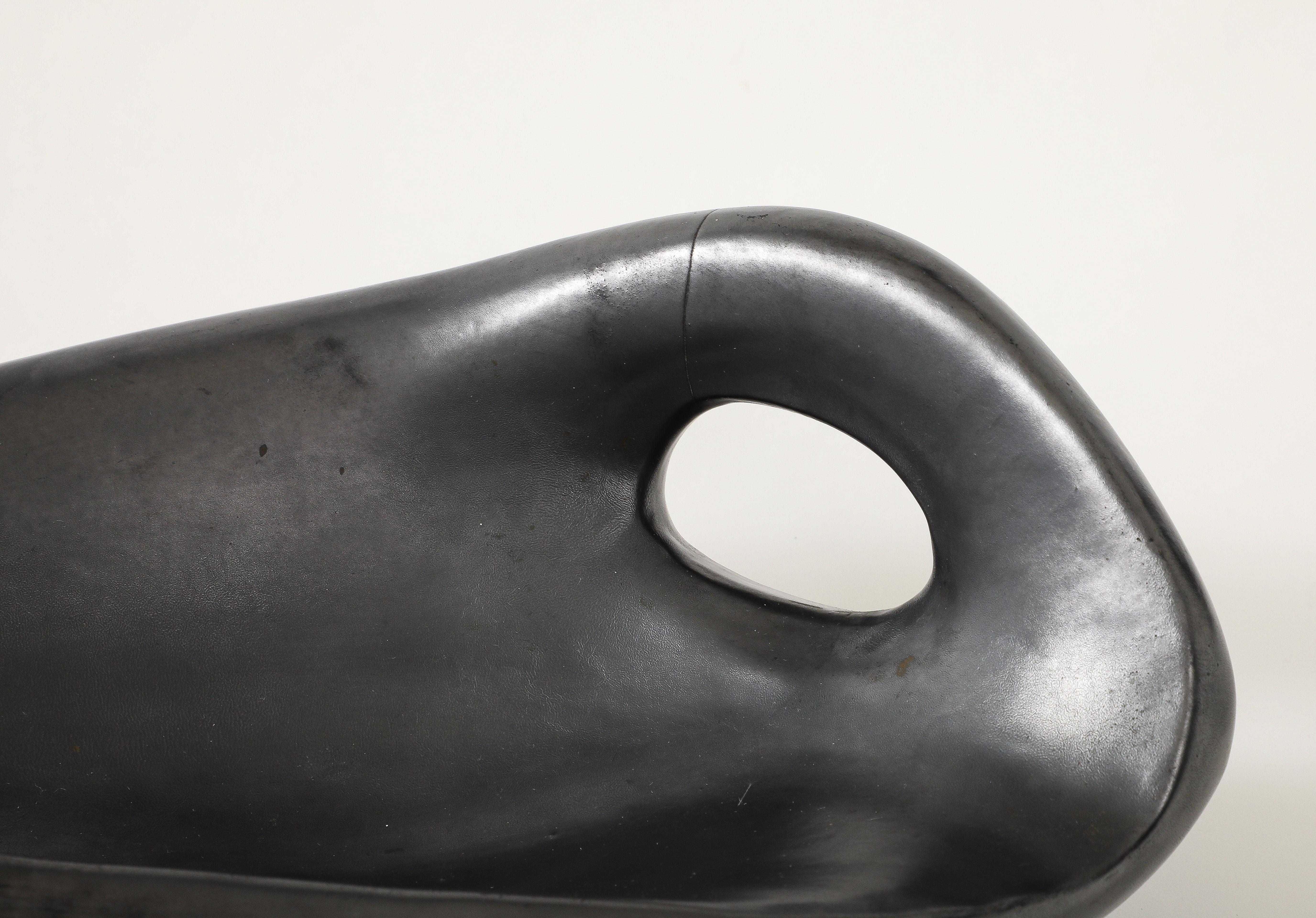 Große schwarze Freiformschale in Freiform von Jacques Blin, Frankreich, um 1960, signiert (Moderne der Mitte des Jahrhunderts) im Angebot