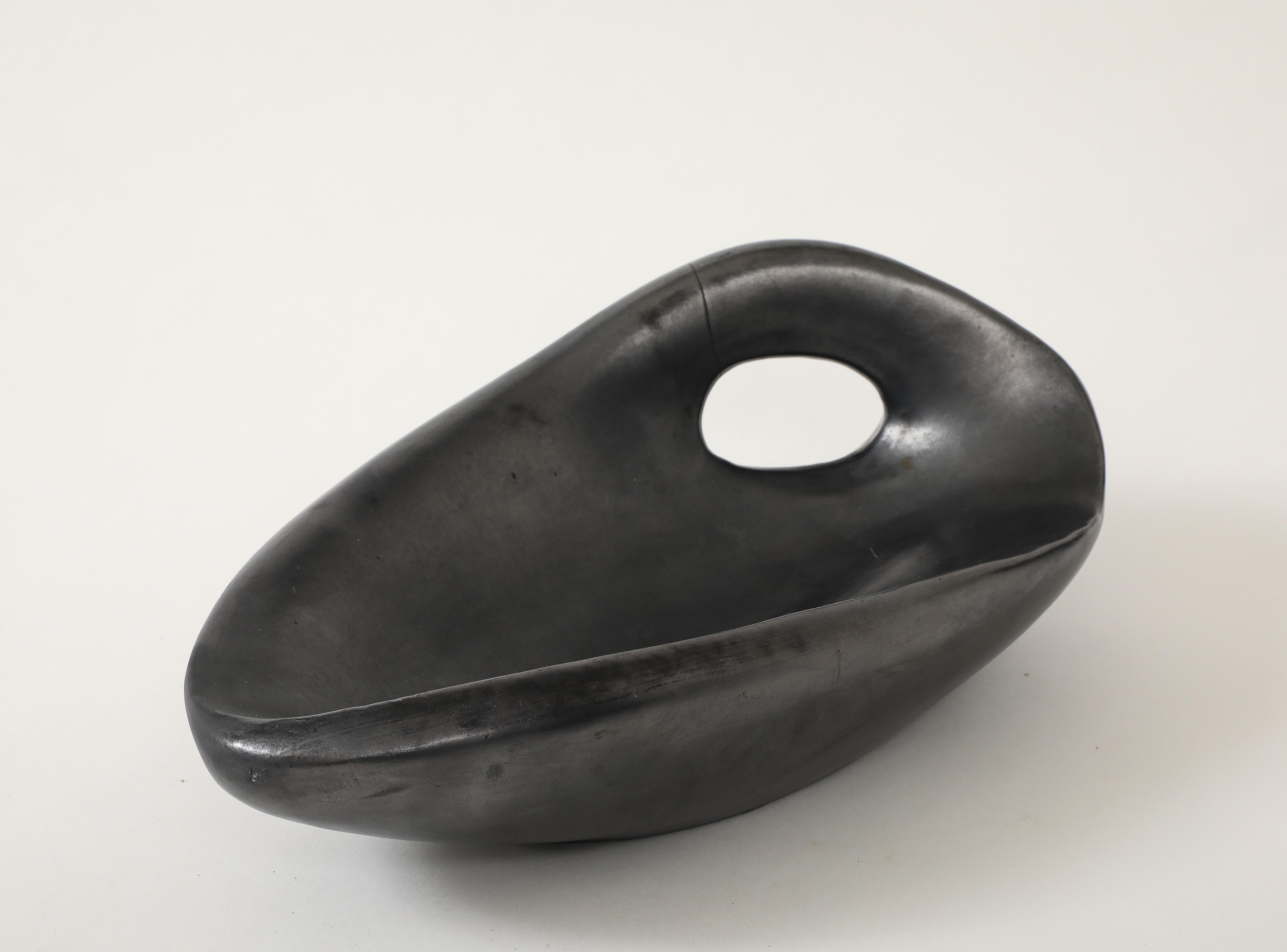 Große schwarze Freiformschale in Freiform von Jacques Blin, Frankreich, um 1960, signiert (Französisch) im Angebot