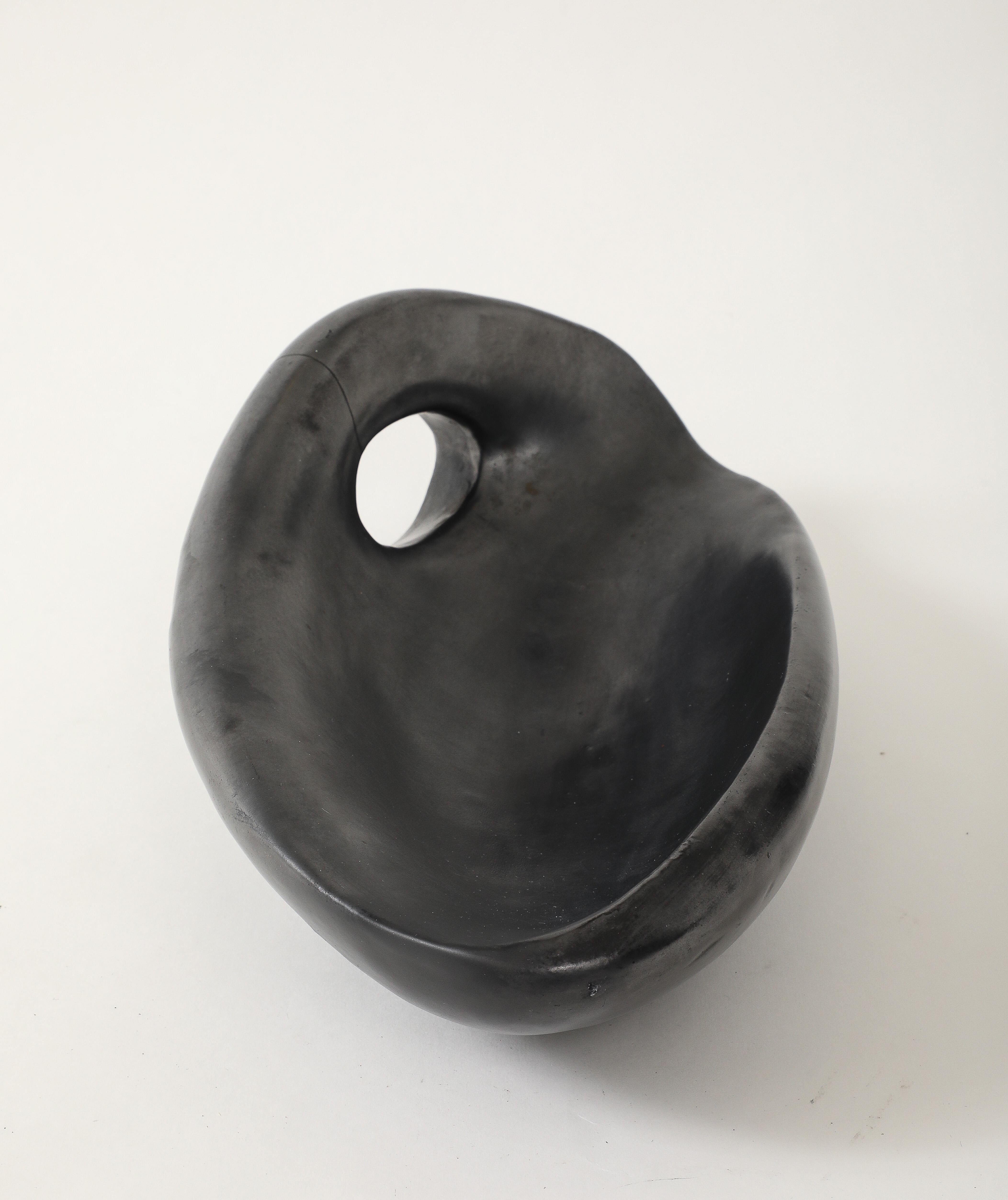 Große schwarze Freiformschale in Freiform von Jacques Blin, Frankreich, um 1960, signiert (Handgefertigt) im Angebot