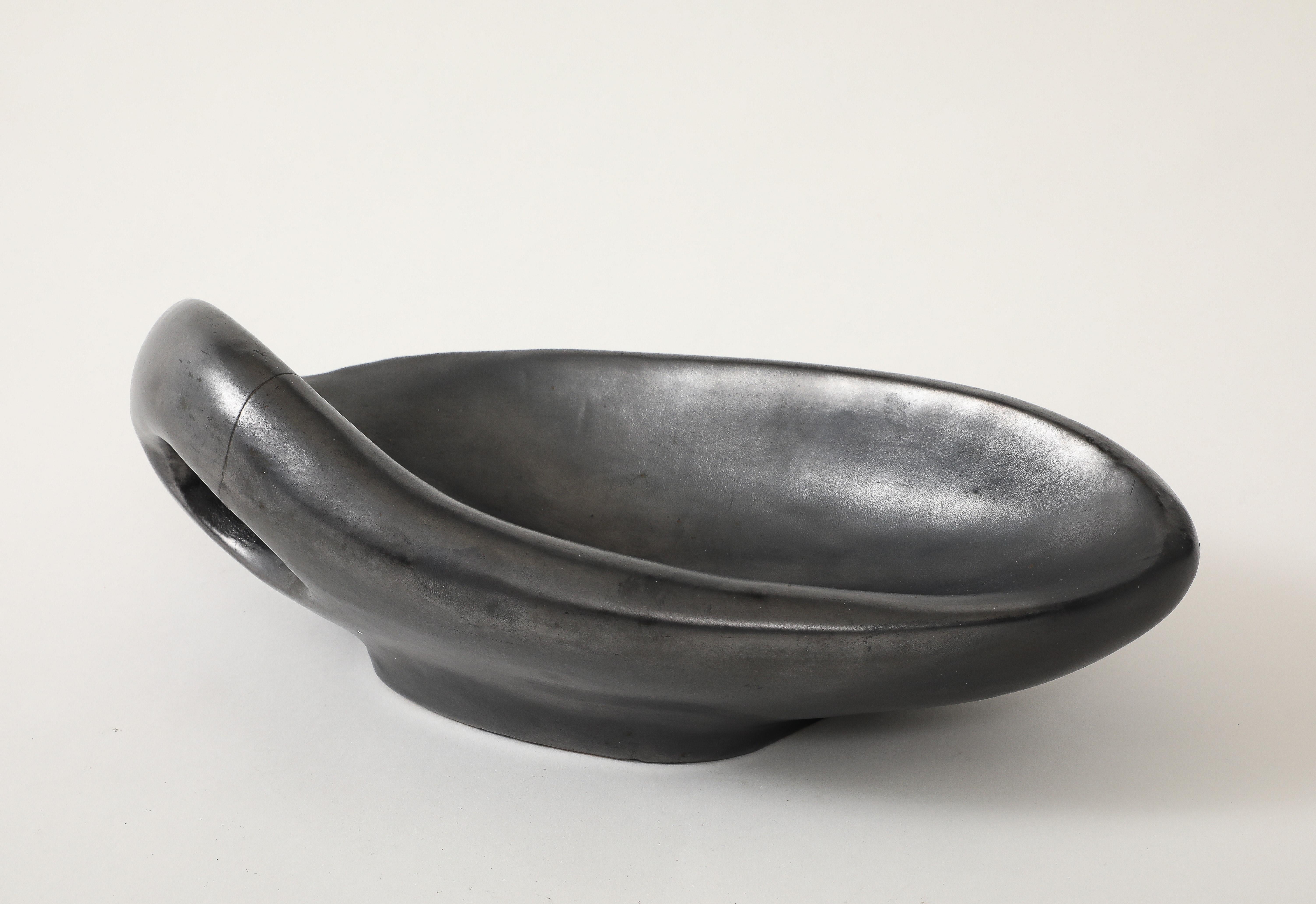 Große schwarze Freiformschale in Freiform von Jacques Blin, Frankreich, um 1960, signiert im Zustand „Gut“ im Angebot in Brooklyn, NY