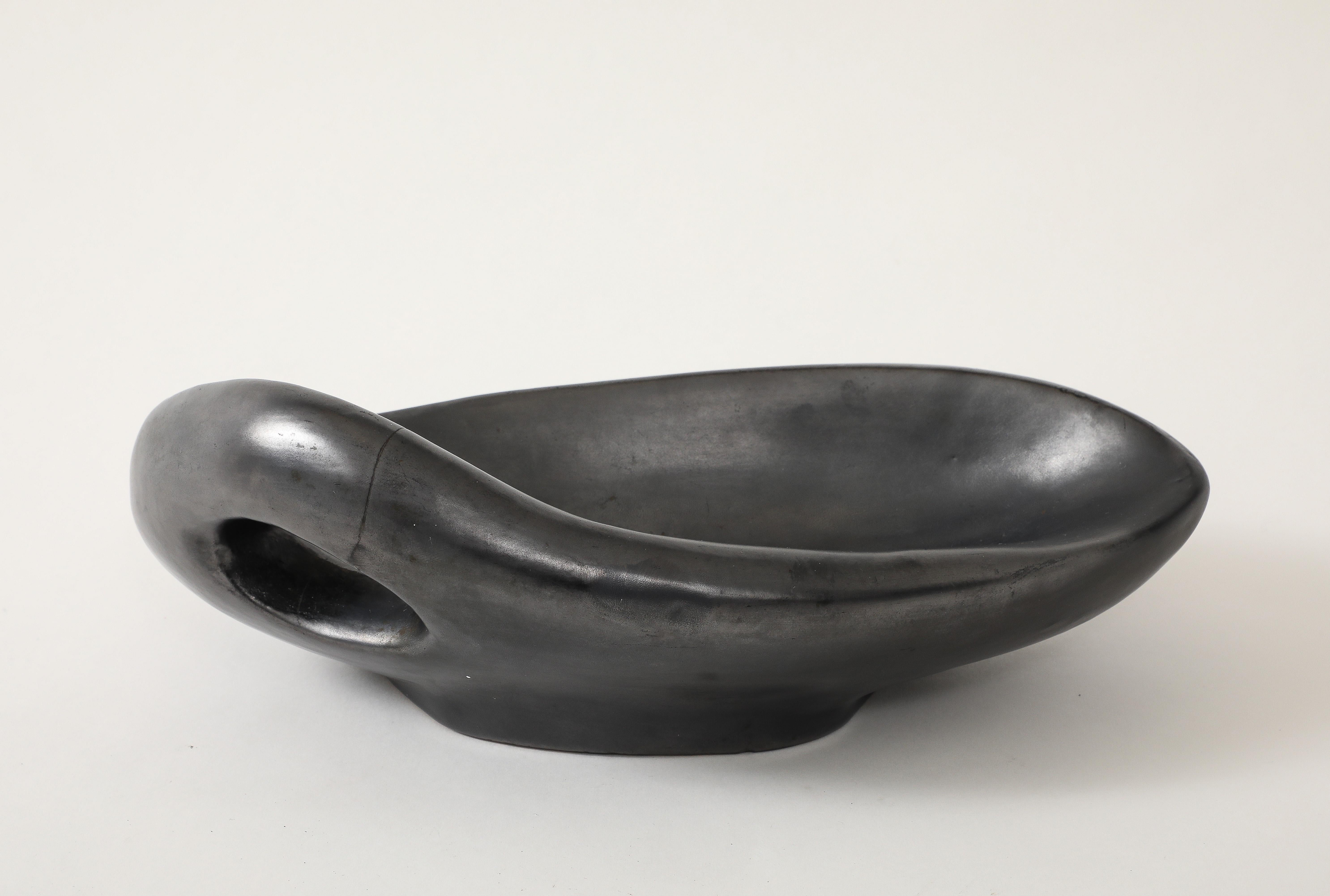 Große schwarze Freiformschale in Freiform von Jacques Blin, Frankreich, um 1960, signiert (Mitte des 20. Jahrhunderts) im Angebot