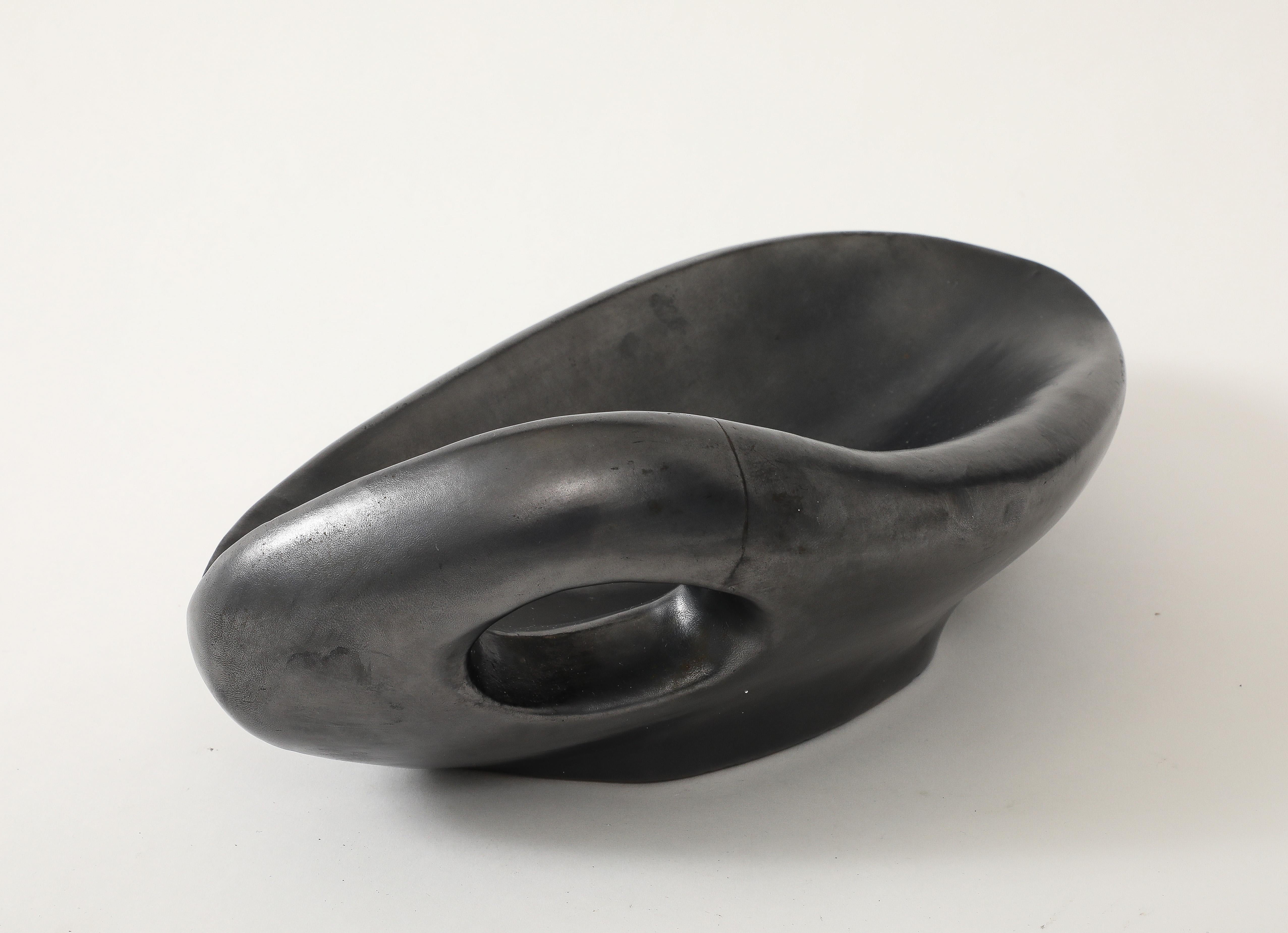 Große schwarze Freiformschale in Freiform von Jacques Blin, Frankreich, um 1960, signiert (Keramik) im Angebot