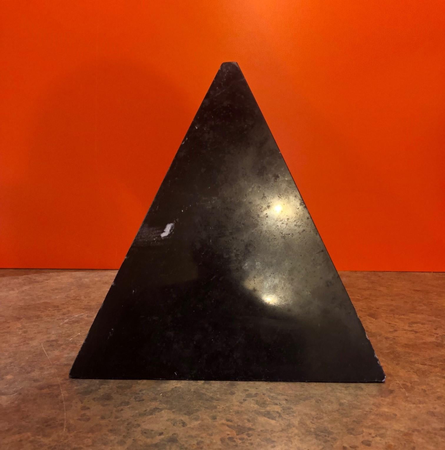 Pakistano Grande piramide decorativa in marmo nero in vendita