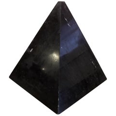 Grande piramide decorativa in marmo nero