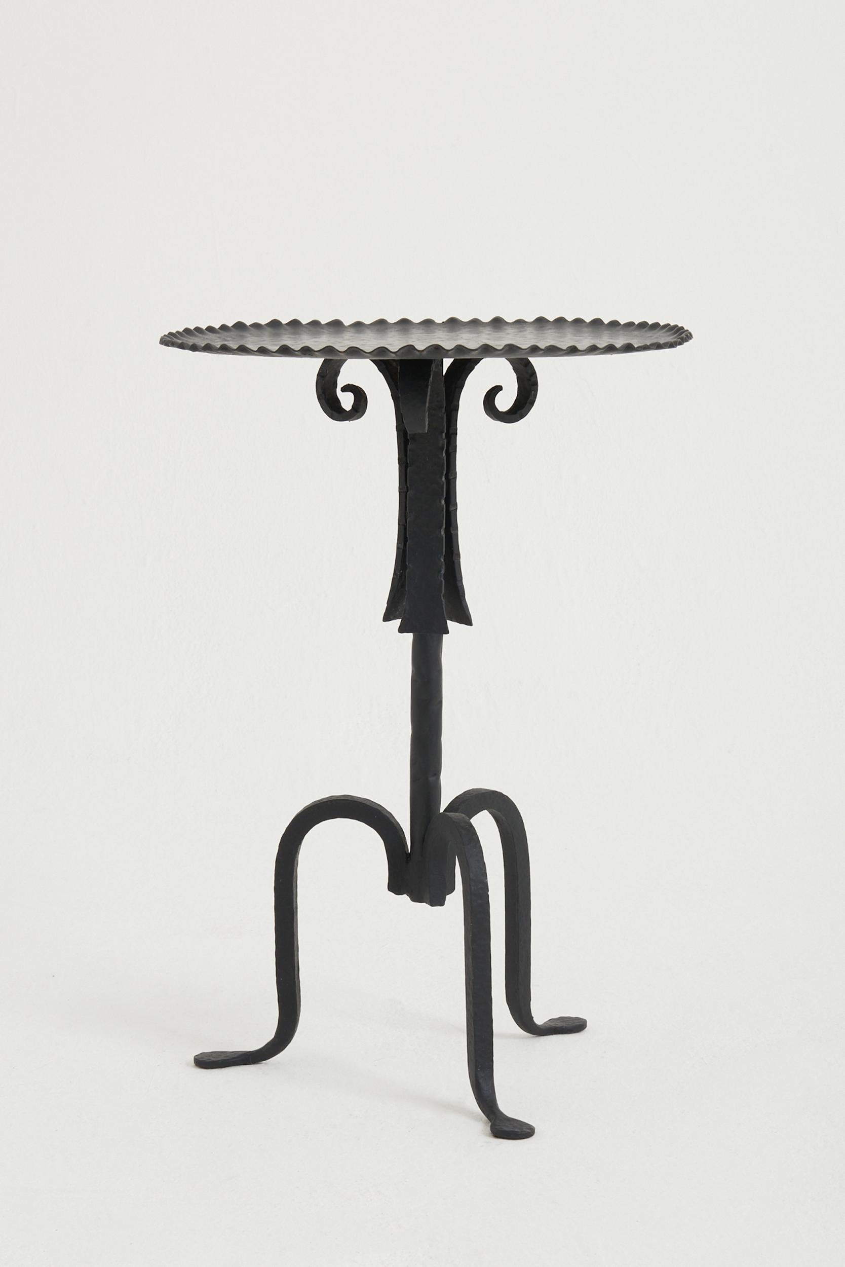 A black patinated wrought iron martini table.
Spain, third quarter of the 20th century.
Measures : 60 cm high by 42 cm diameter.