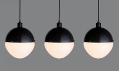 Grand pendentif globe en métal noir et verre dépoli, fabriqué en Italie