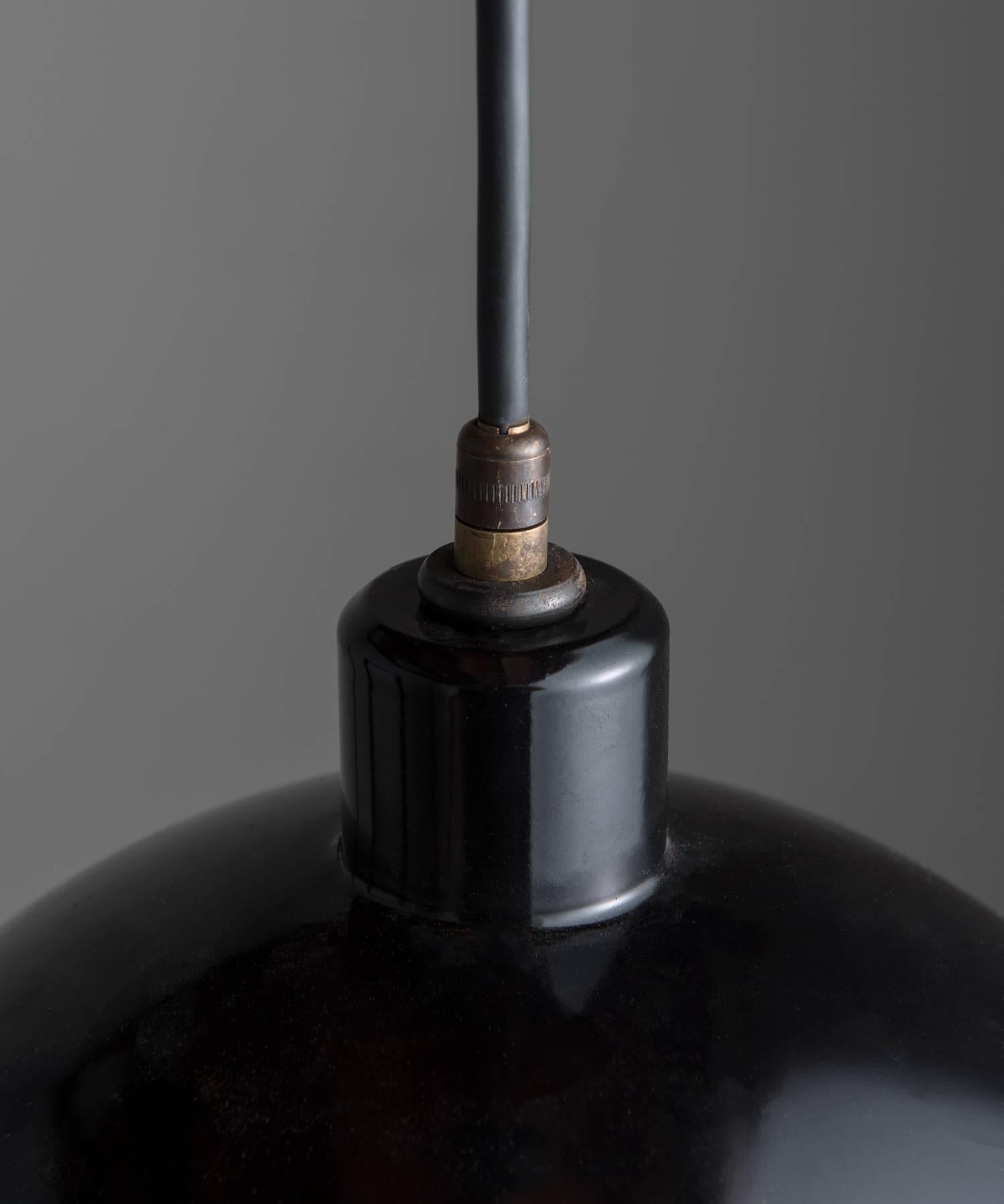 Großer Kugelanhänger aus schwarzem Metall und mattiertem Glas, hergestellt in Italien (Italienisch) im Angebot
