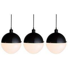 Grand pendentif globe en métal noir et verre dépoli, fabriqué en Italie