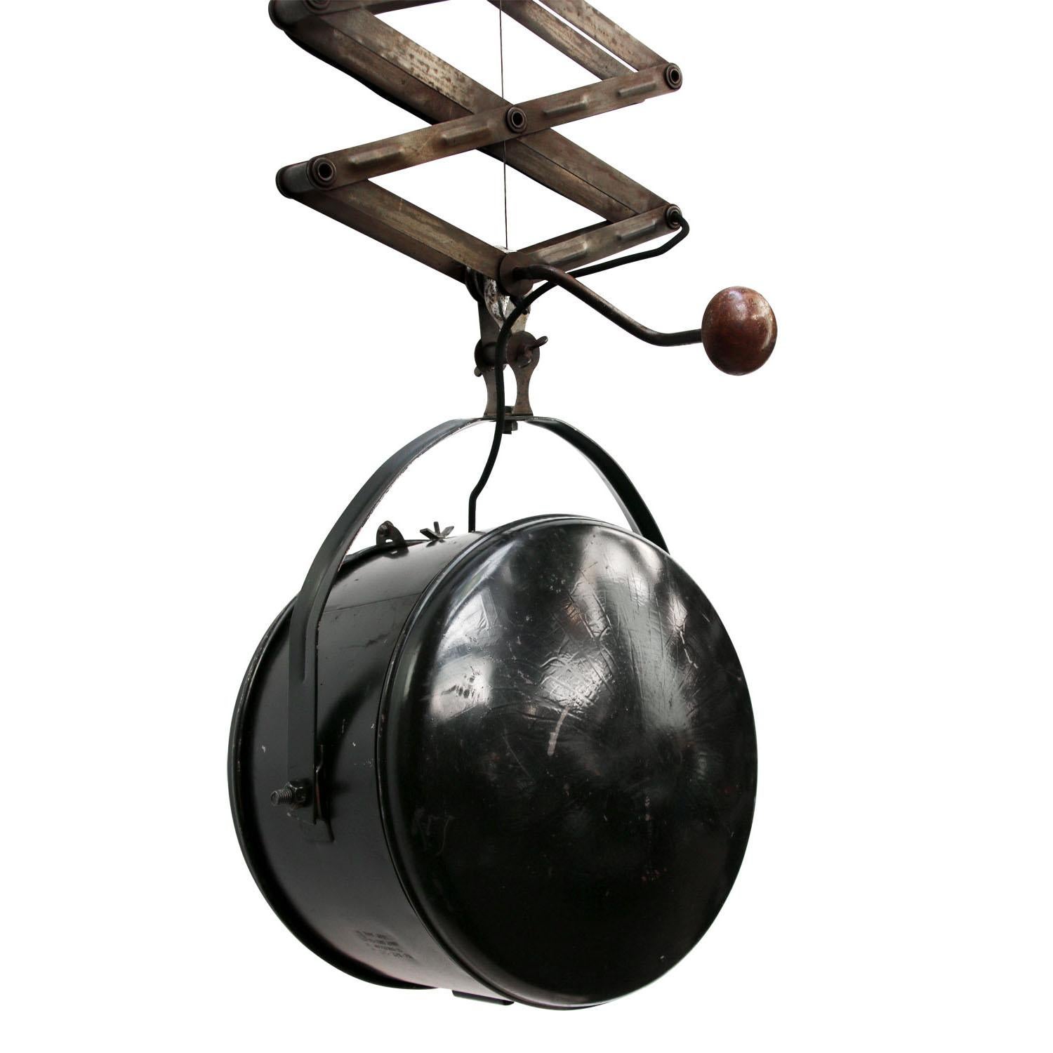 Grandes lampes à suspension industrielles vintage en métal noir en forme de ciseau Bon état - En vente à Amsterdam, NL