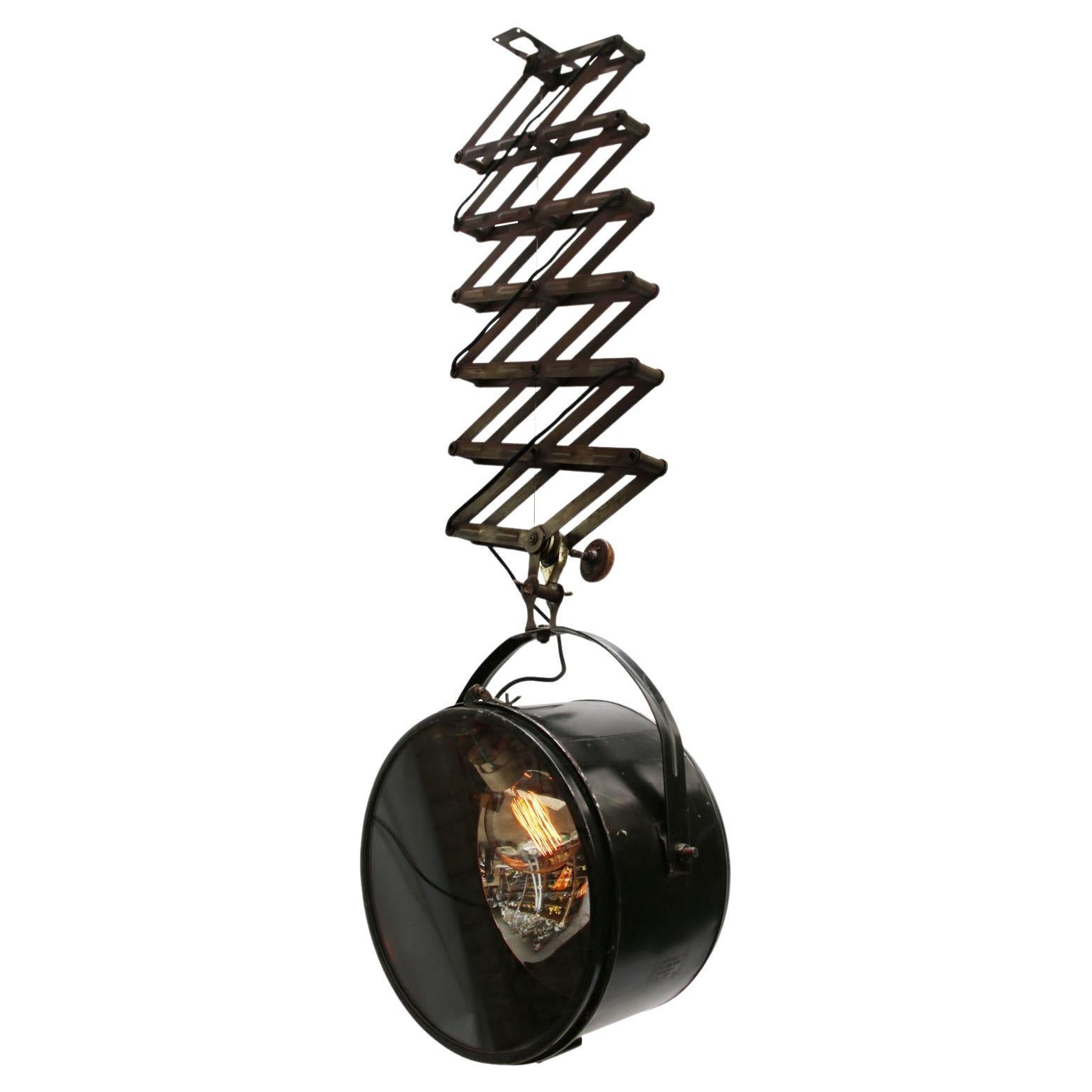 Grandes lampes à suspension industrielles vintage en métal noir en forme de ciseau