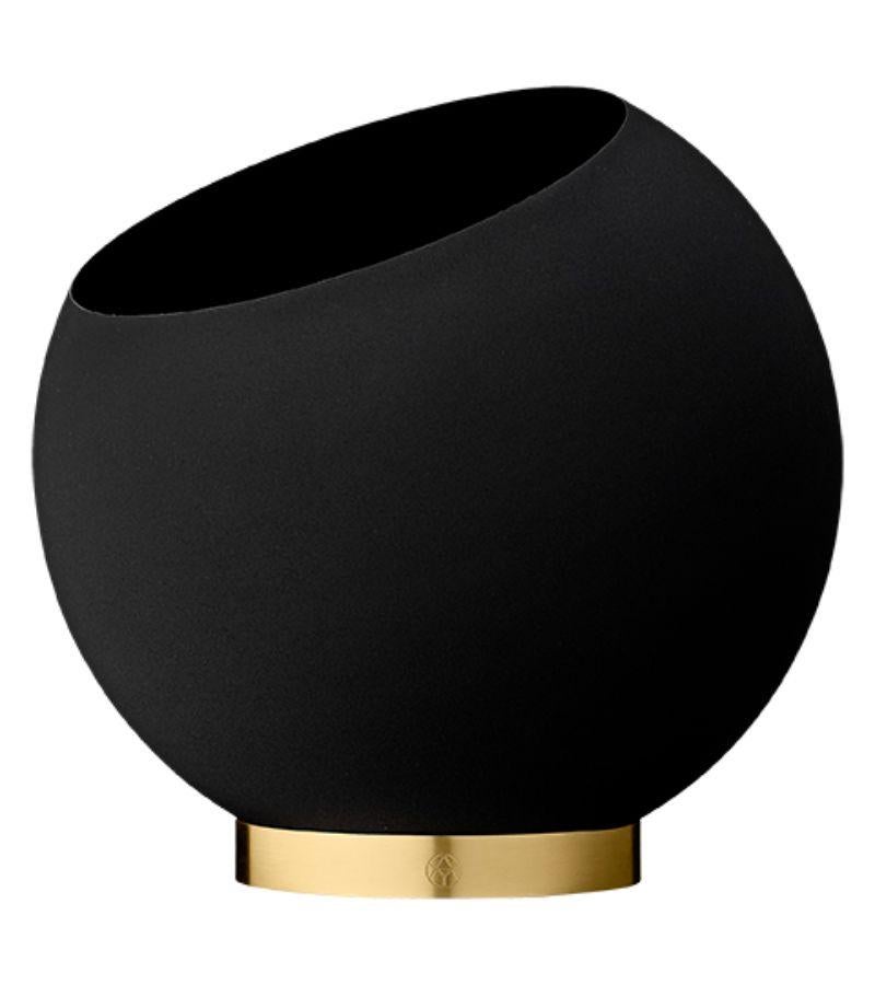 Large black minimalist flower pot
Dimensions: Diameter 43 x H 37.4 cm 
Materials: Matte-coated Steel and Polished Iron. 
Also available in Bordeaux and in sizes Small and Medium and Extra Large.
A very popular design has been renewed and