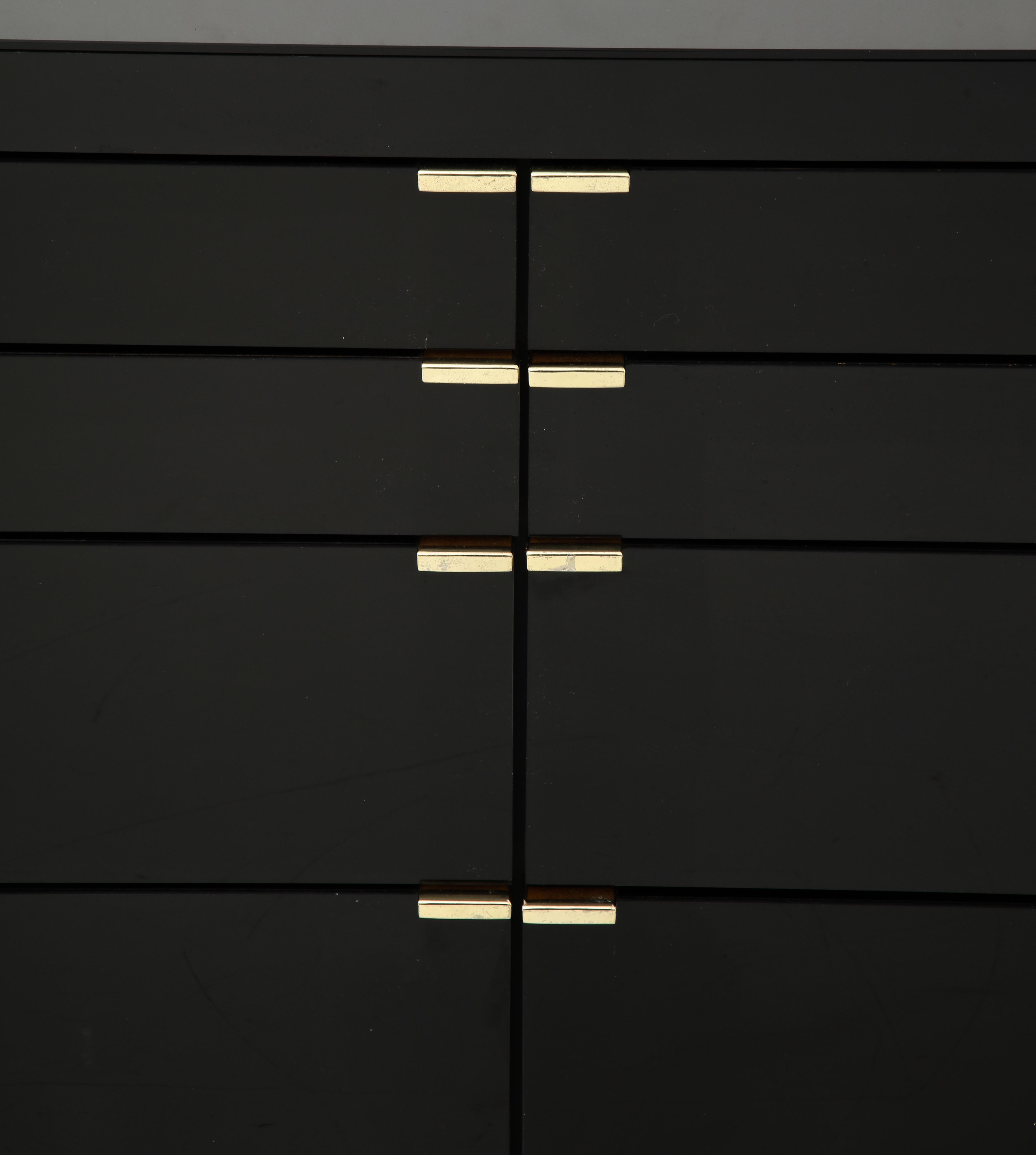 Große schwarze verspiegelte Kommode von Ello Furniture. 
Der Schrank hat acht Schubladen in zwei verschiedenen Größen mit Messinggriffen. 
Der Spiegel ist in einem ausgezeichneten Zustand und die Messinggriffe haben eine leicht angeschlagene Patina.