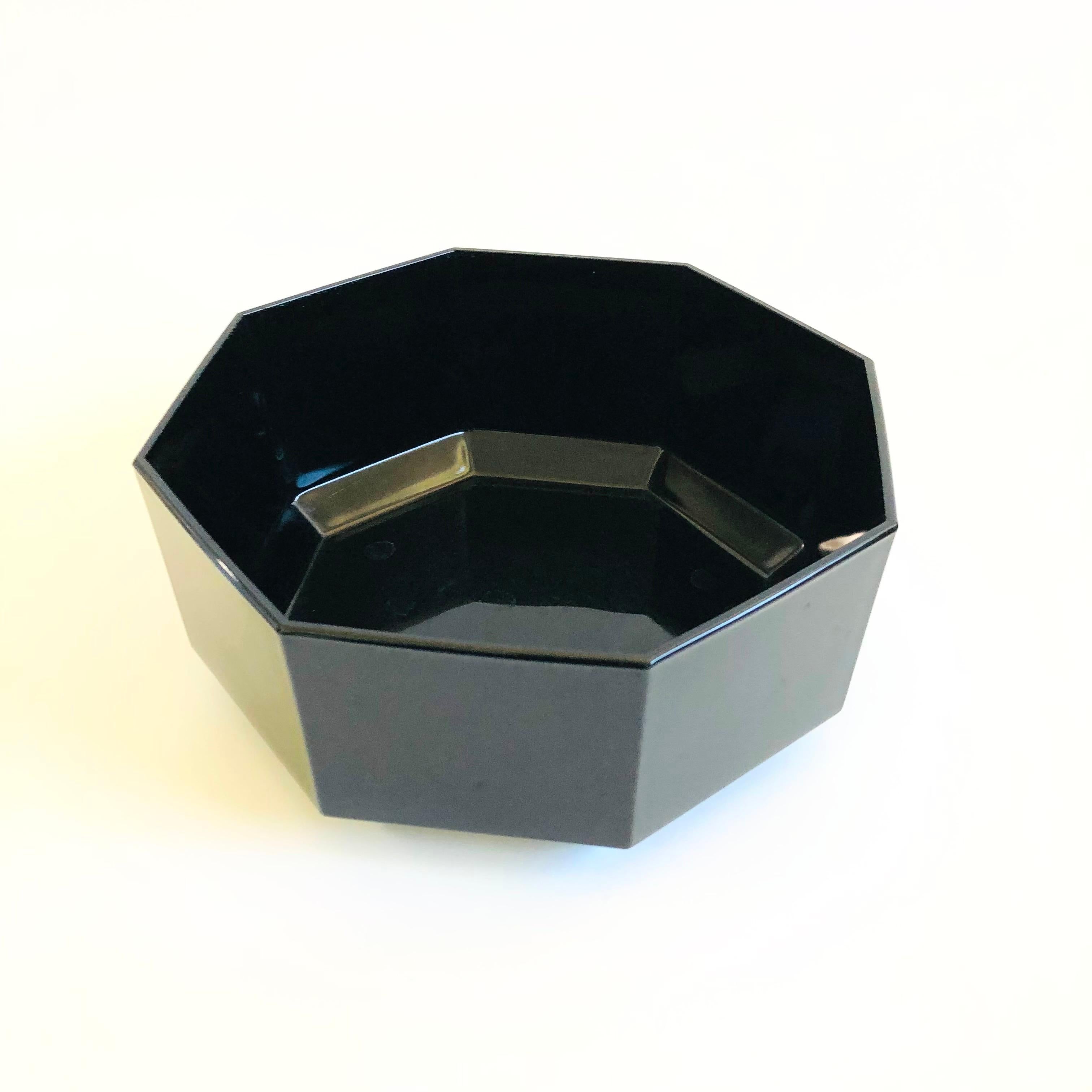 Un grand saladier octogonal noir vintage. Fabriqué en verre de lait noir. Un superbe design postmoderne et des angles géométriques. Fabriqué en France par Arcoroc dans le motif 