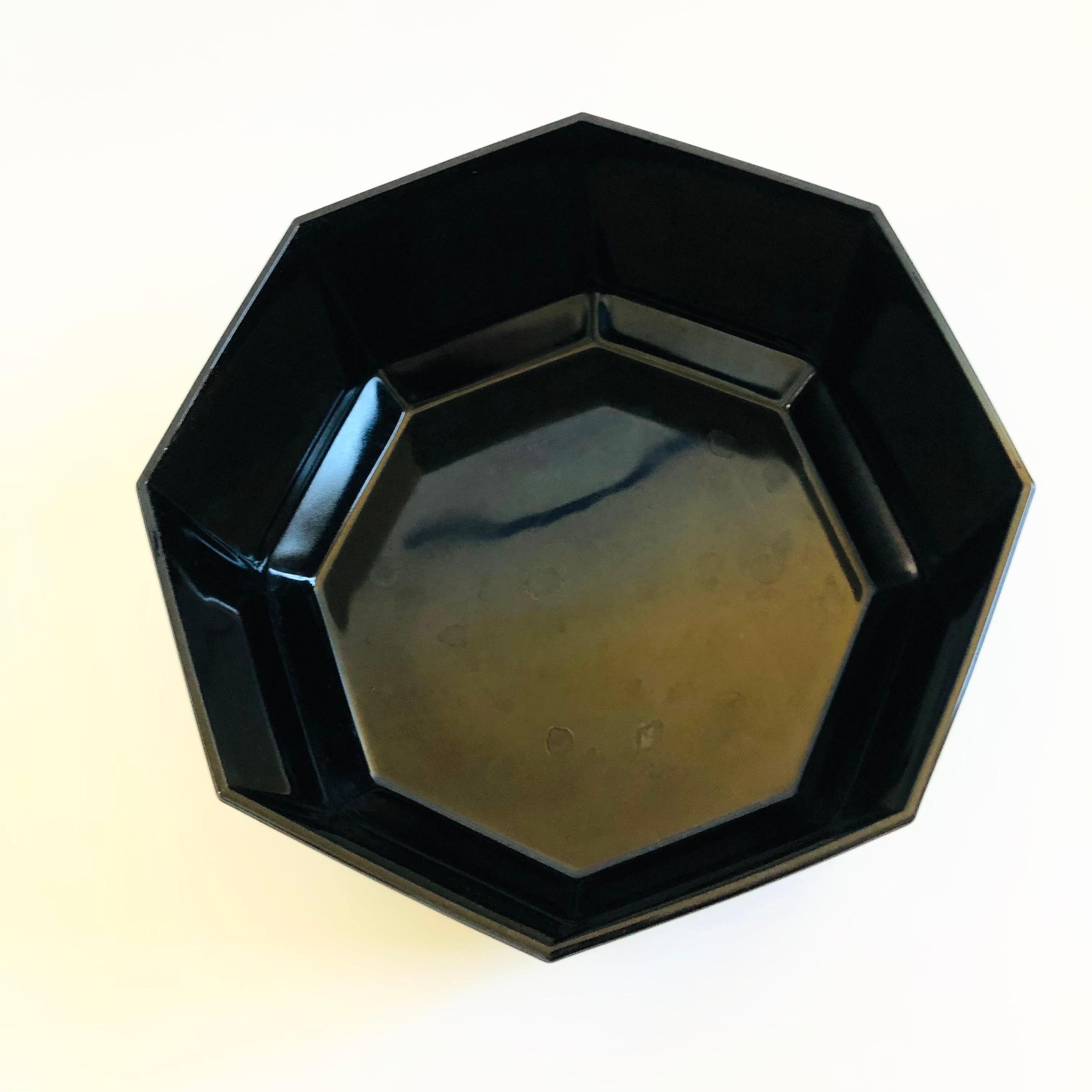 Postmoderne Grand saladier octogonal noir par Arcoroc France en vente