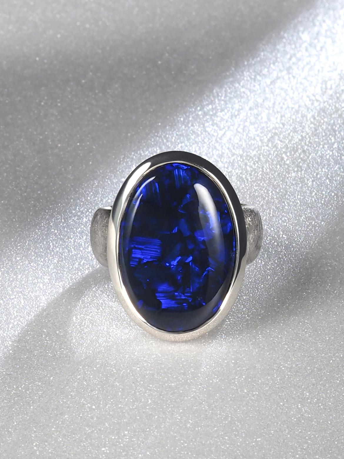 Grande anello Opale Nero Australiano Inky Sterling Silver Finitura opaca Blu Neon in vendita 4