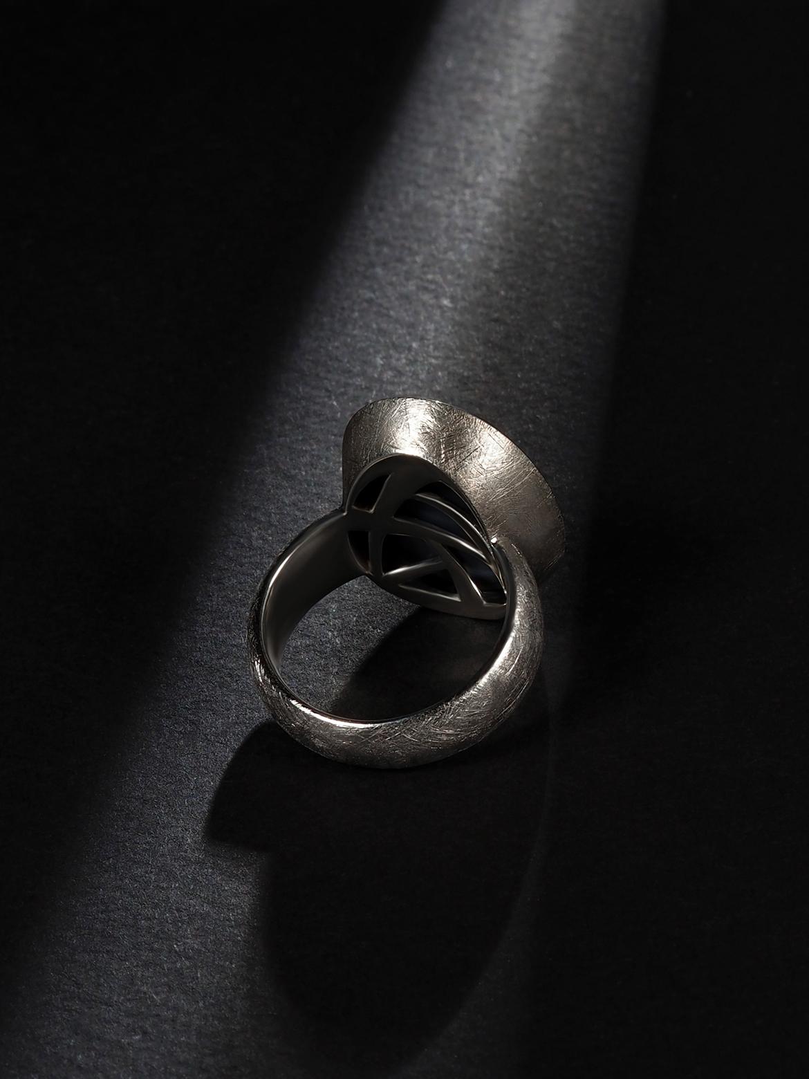 Grande anello Opale Nero Australiano Inky Sterling Silver Finitura opaca Blu Neon in vendita 1
