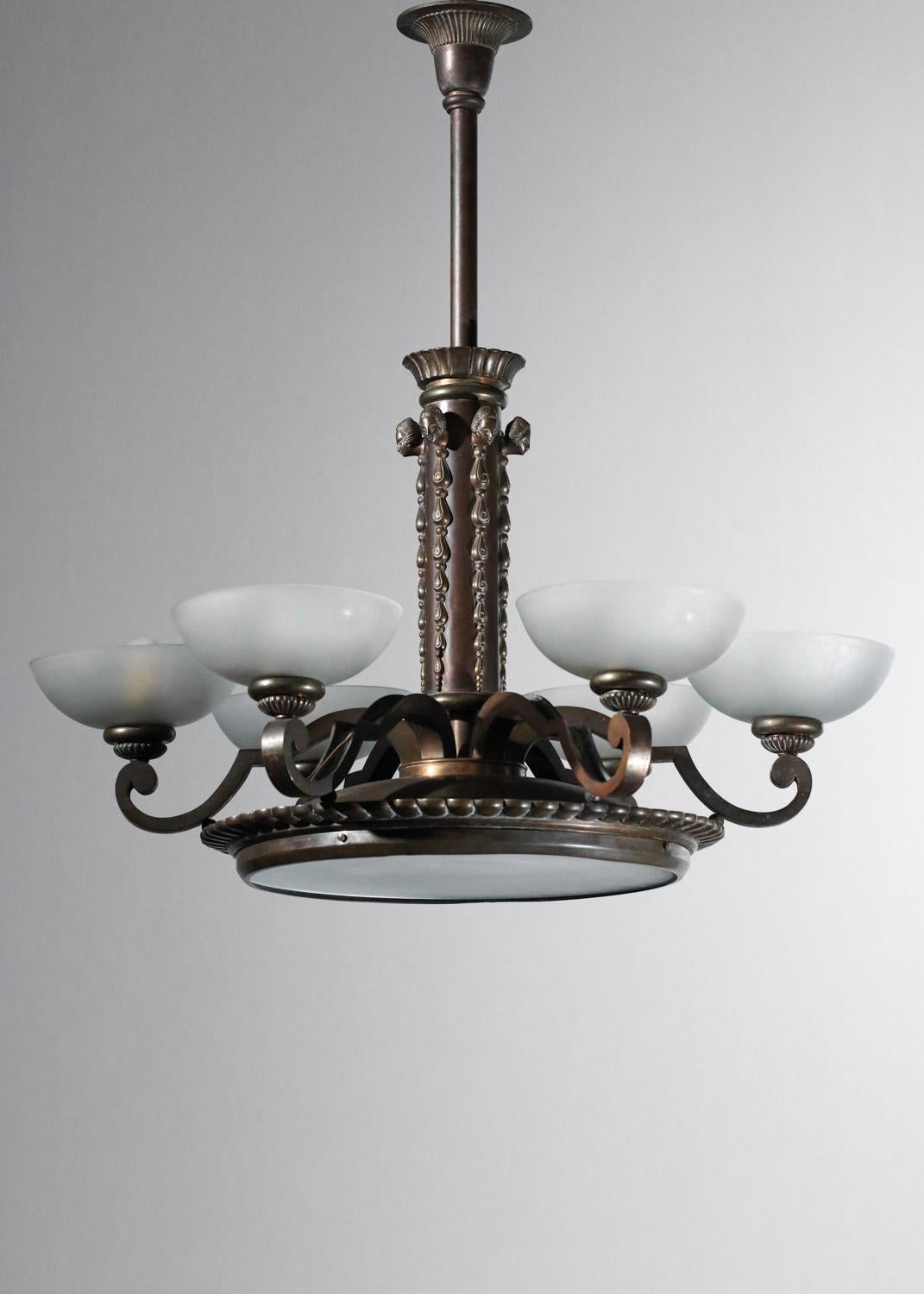 large black patina bonze chandelier from the 30/40's In Good Condition For Sale In Lyon, FR