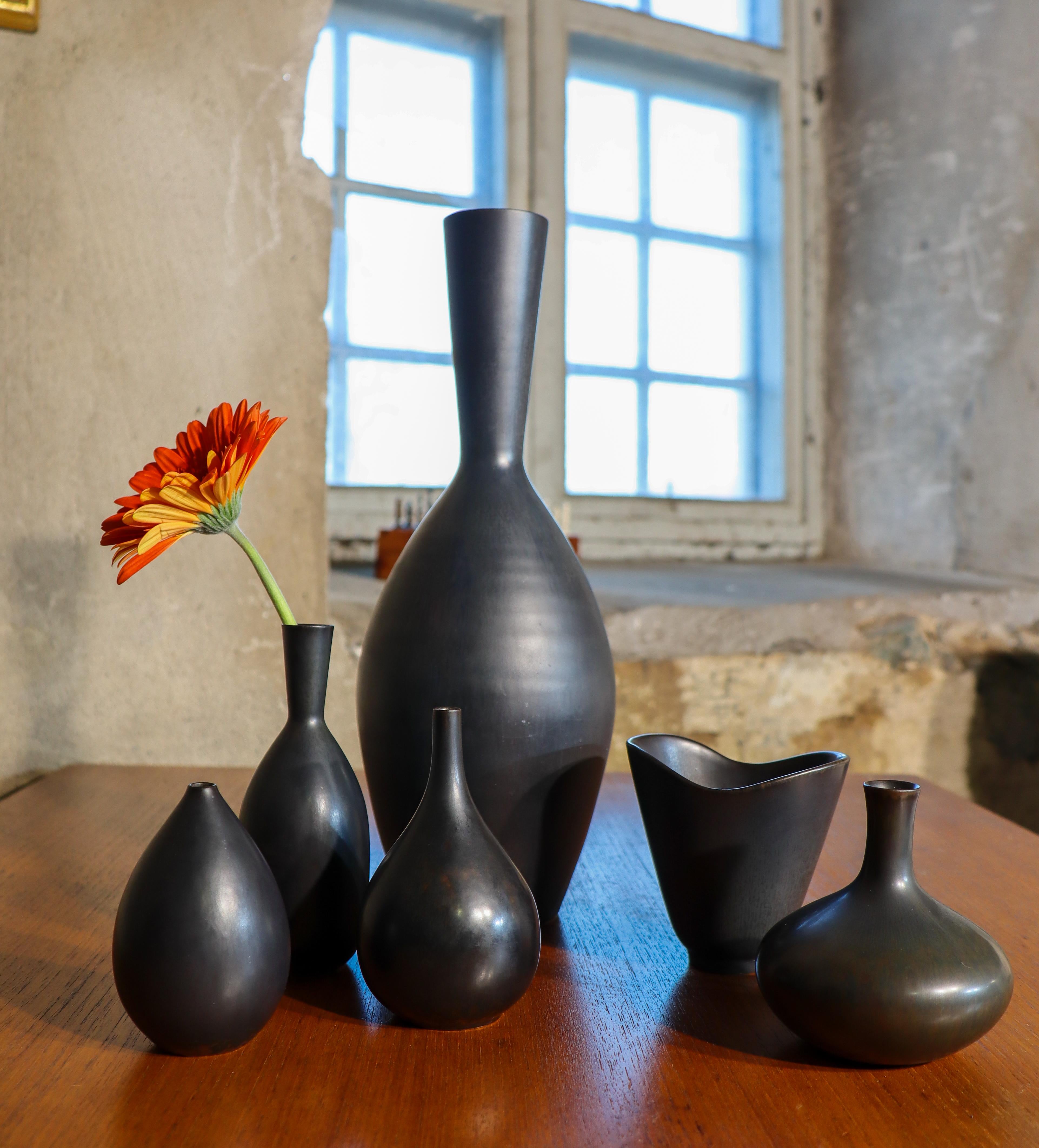 Scandinavo moderno Carl-Harry Stålhane, Rörstrand, Vaso in gres nero di metà secolo in vendita