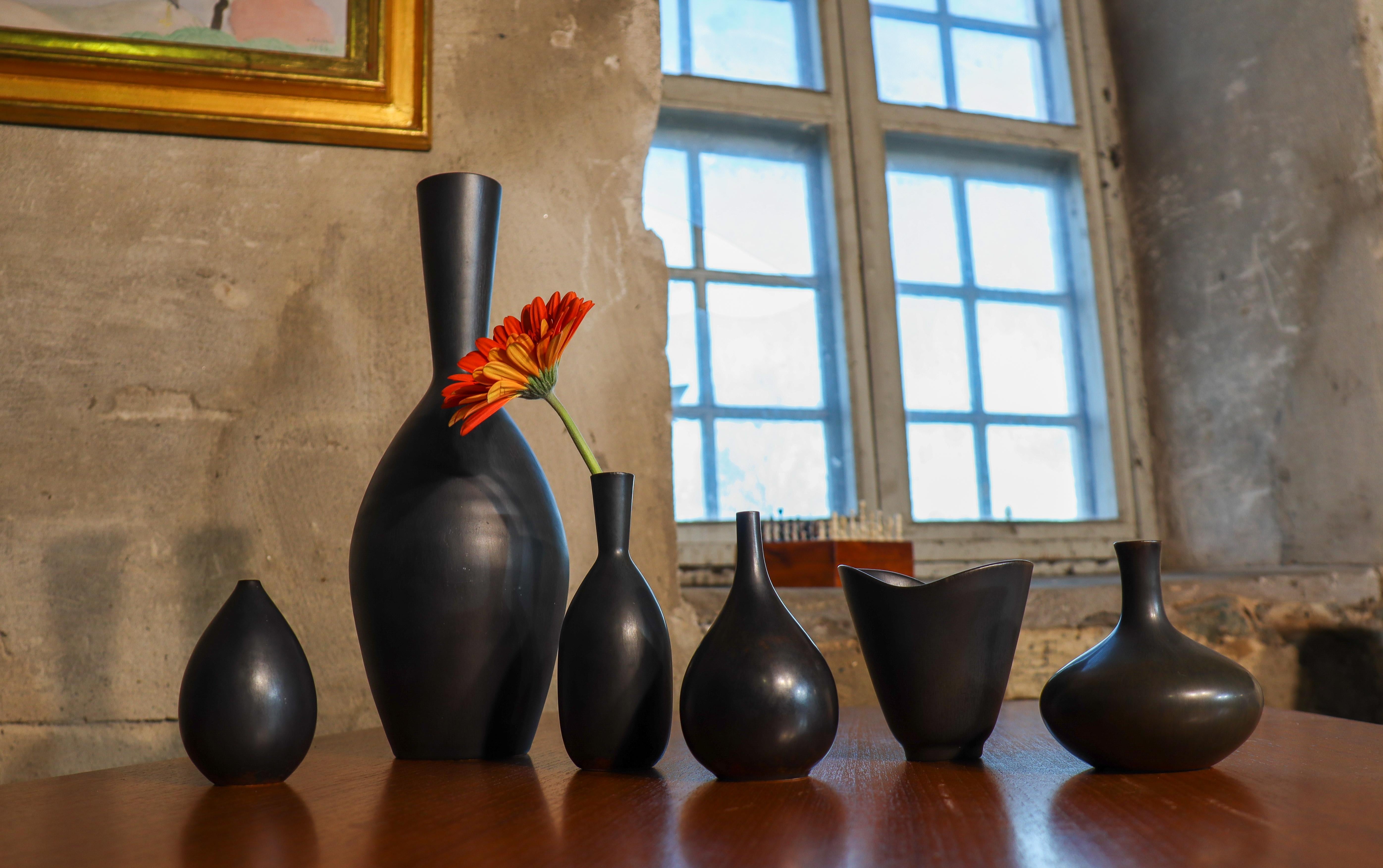 Svedese Carl-Harry Stålhane, Rörstrand, Vaso in gres nero di metà secolo in vendita